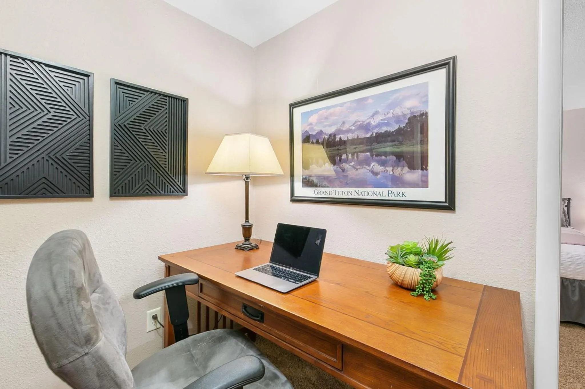 The Rustic Retreat, Pet Friendly with Fenced Yard