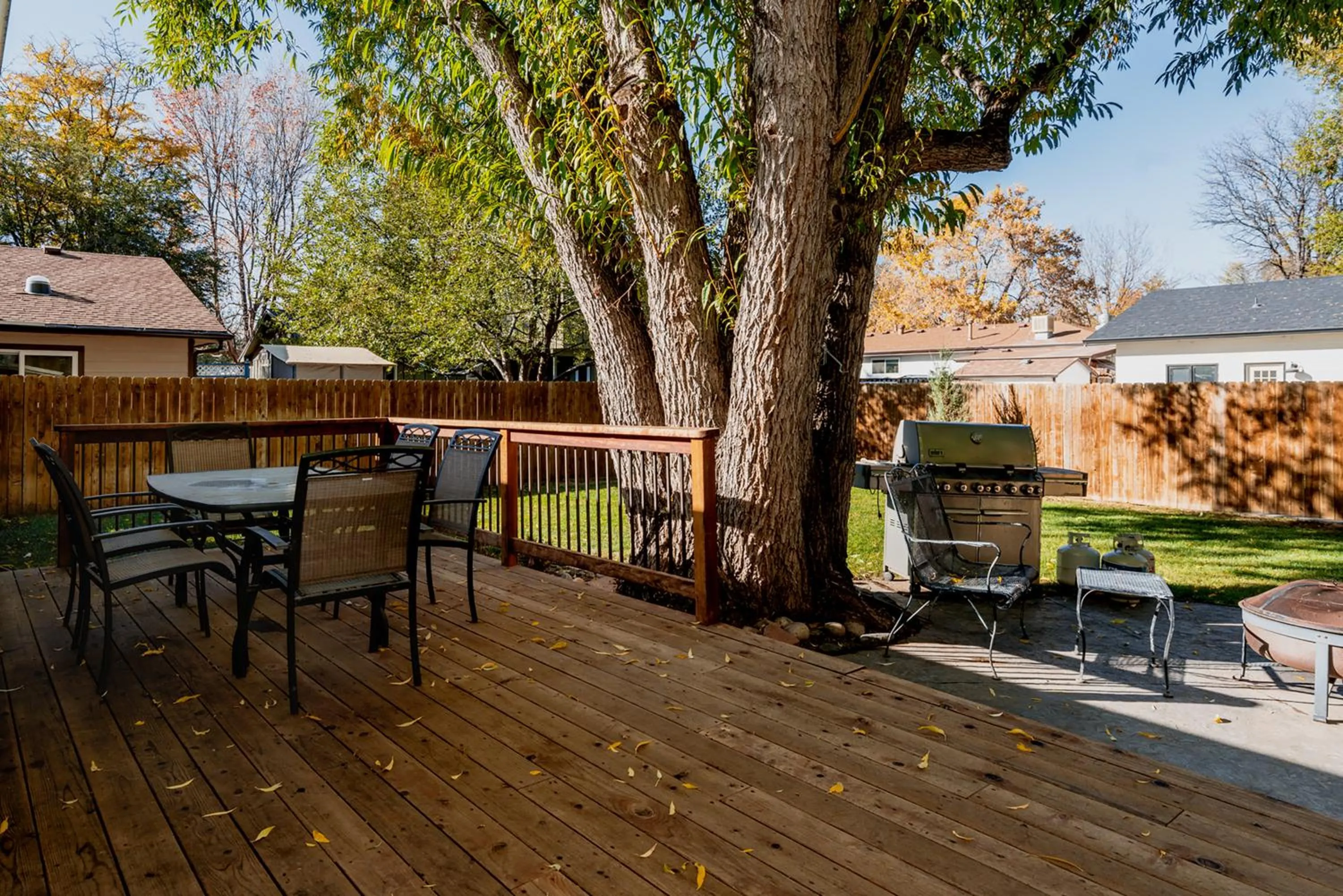 The Rustic Retreat, Pet Friendly with Fenced Yard