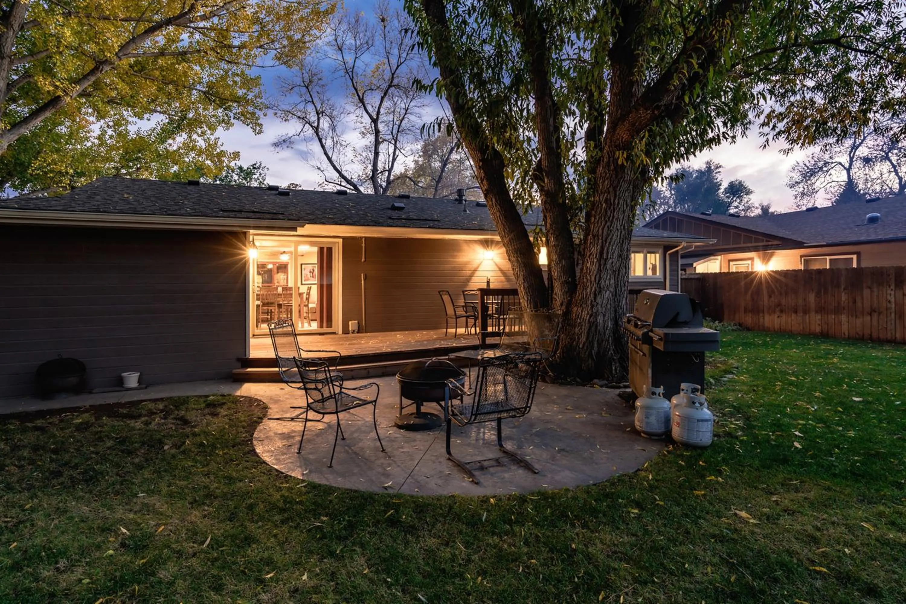 The Rustic Retreat, Pet Friendly with Fenced Yard