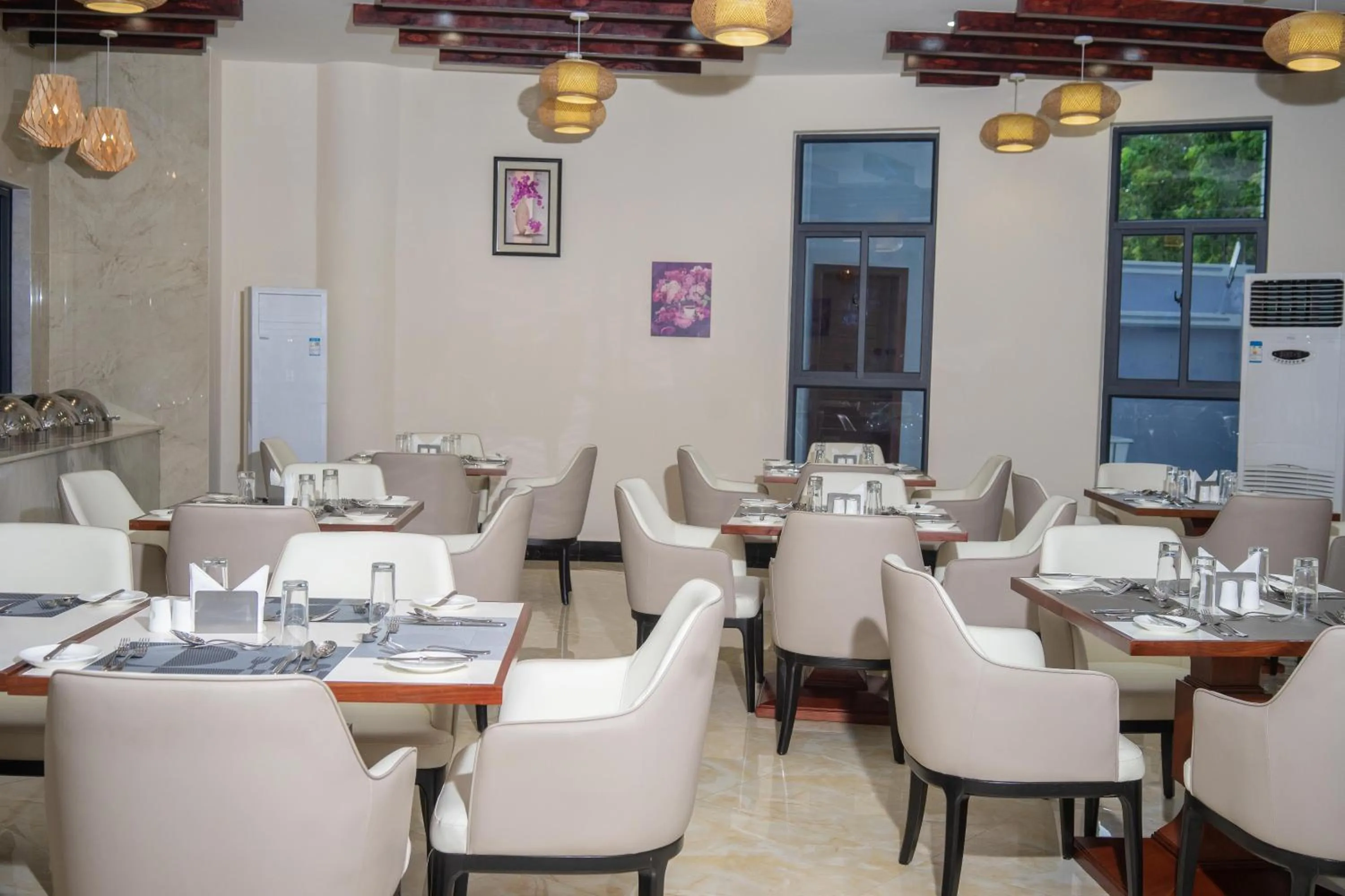 Restaurant/places to eat in Wils Hotel Supreme