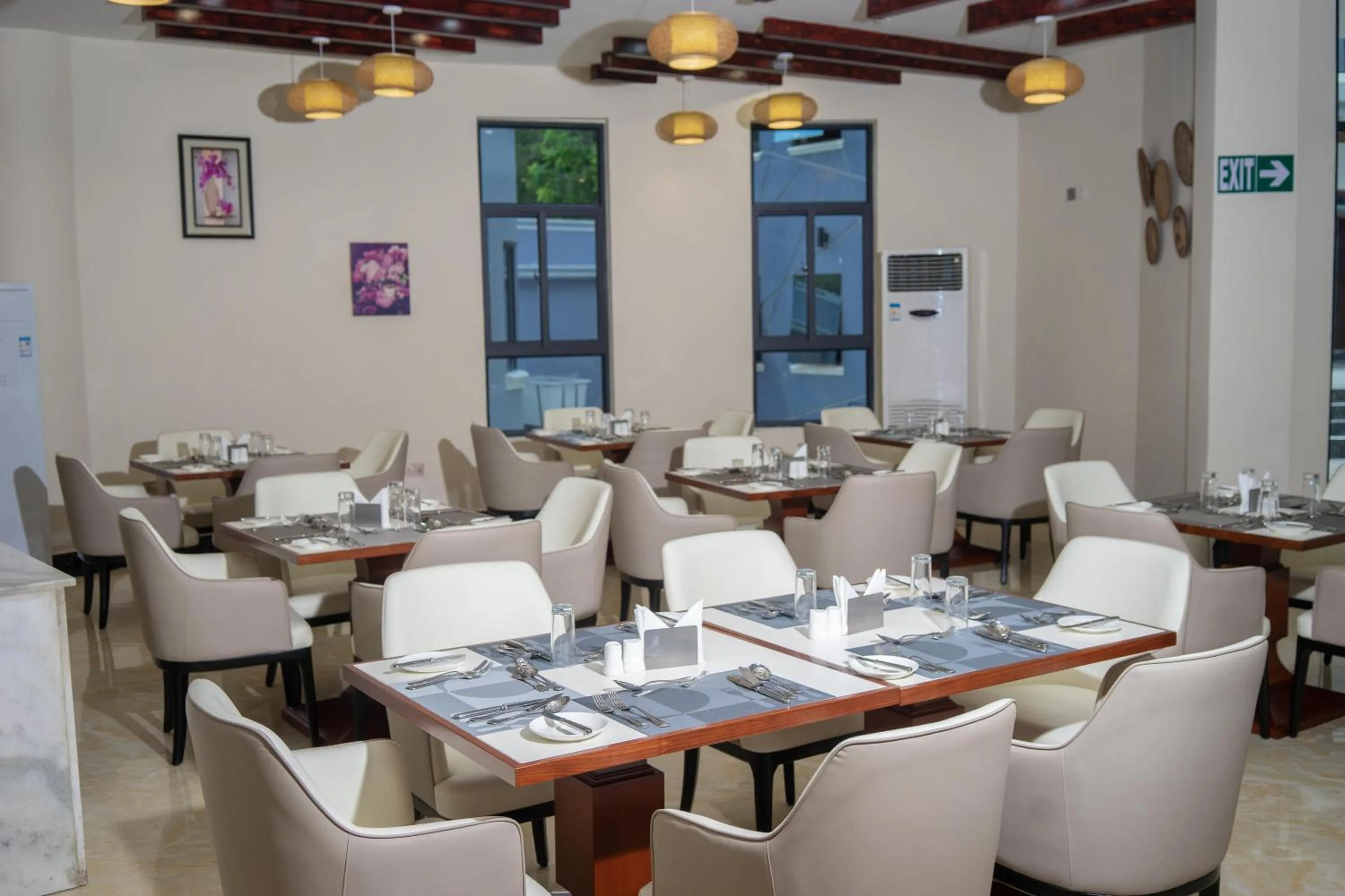 Restaurant/places to eat in Wils Hotel Supreme