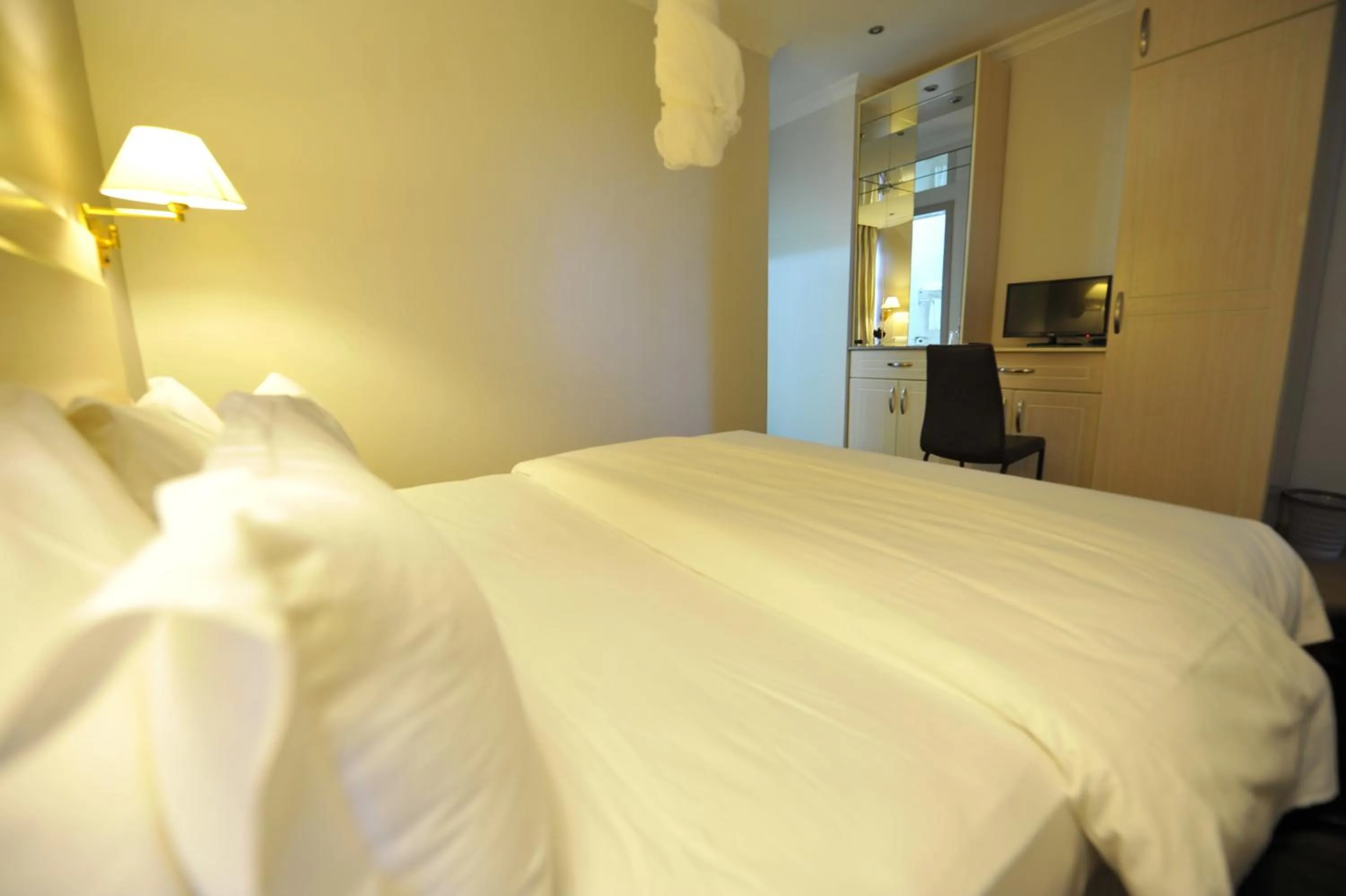 Photo of the whole room, Bed in Gloria Hotel