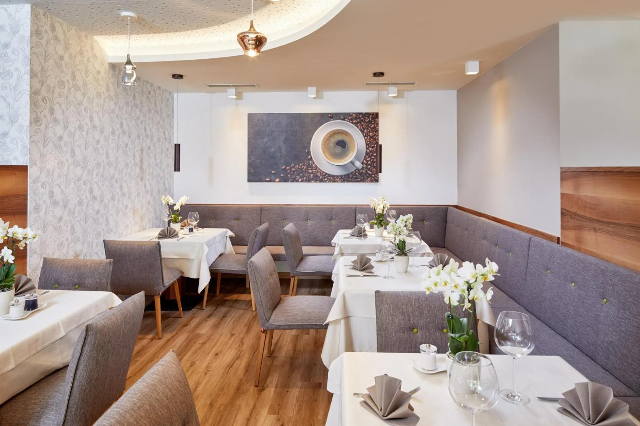Restaurant/places to eat in Hotel Paradies