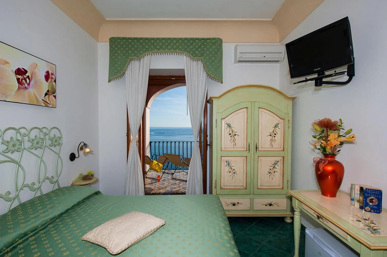 Bed in Hotel Il Gabbiano