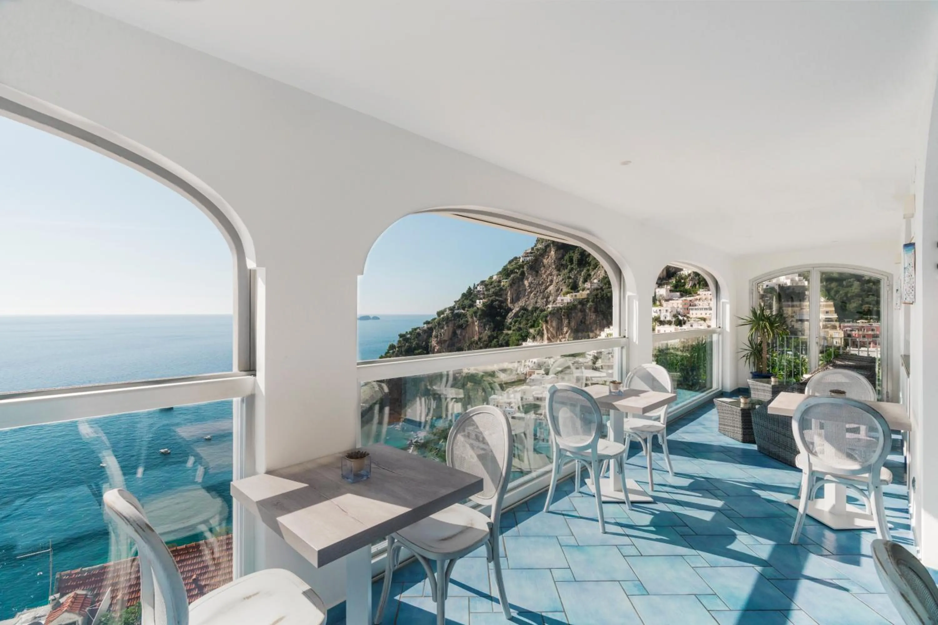 Lounge or bar in Hotel Il Gabbiano