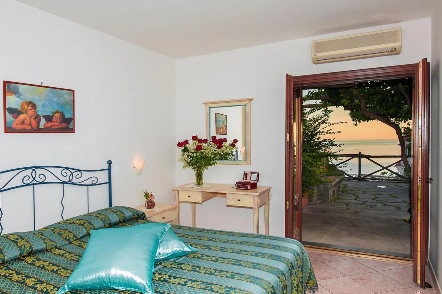 Comfort Room with Patio and Sea View in Hotel Il Gabbiano