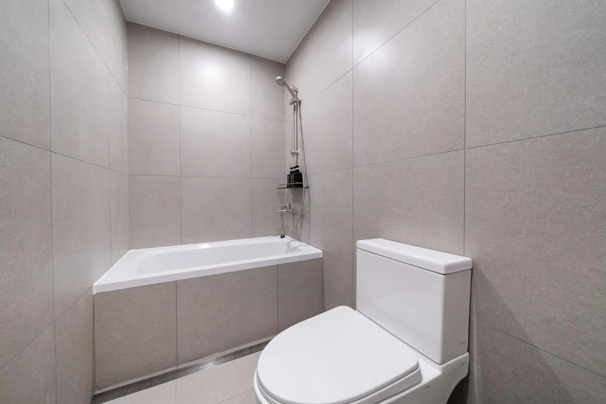 Toilet in Alma Hotel