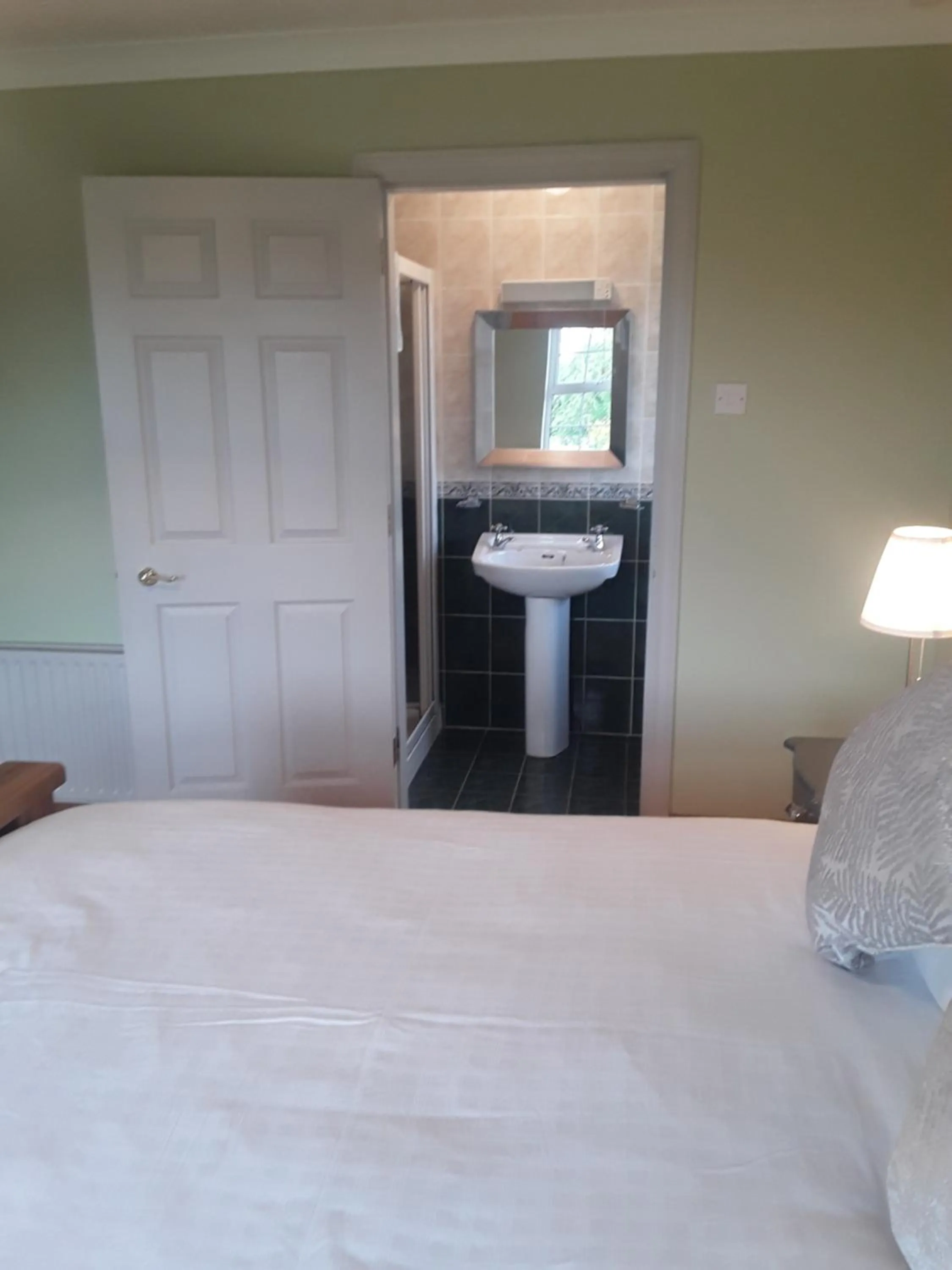 Bathroom, Bed in Doonard Manor B&B