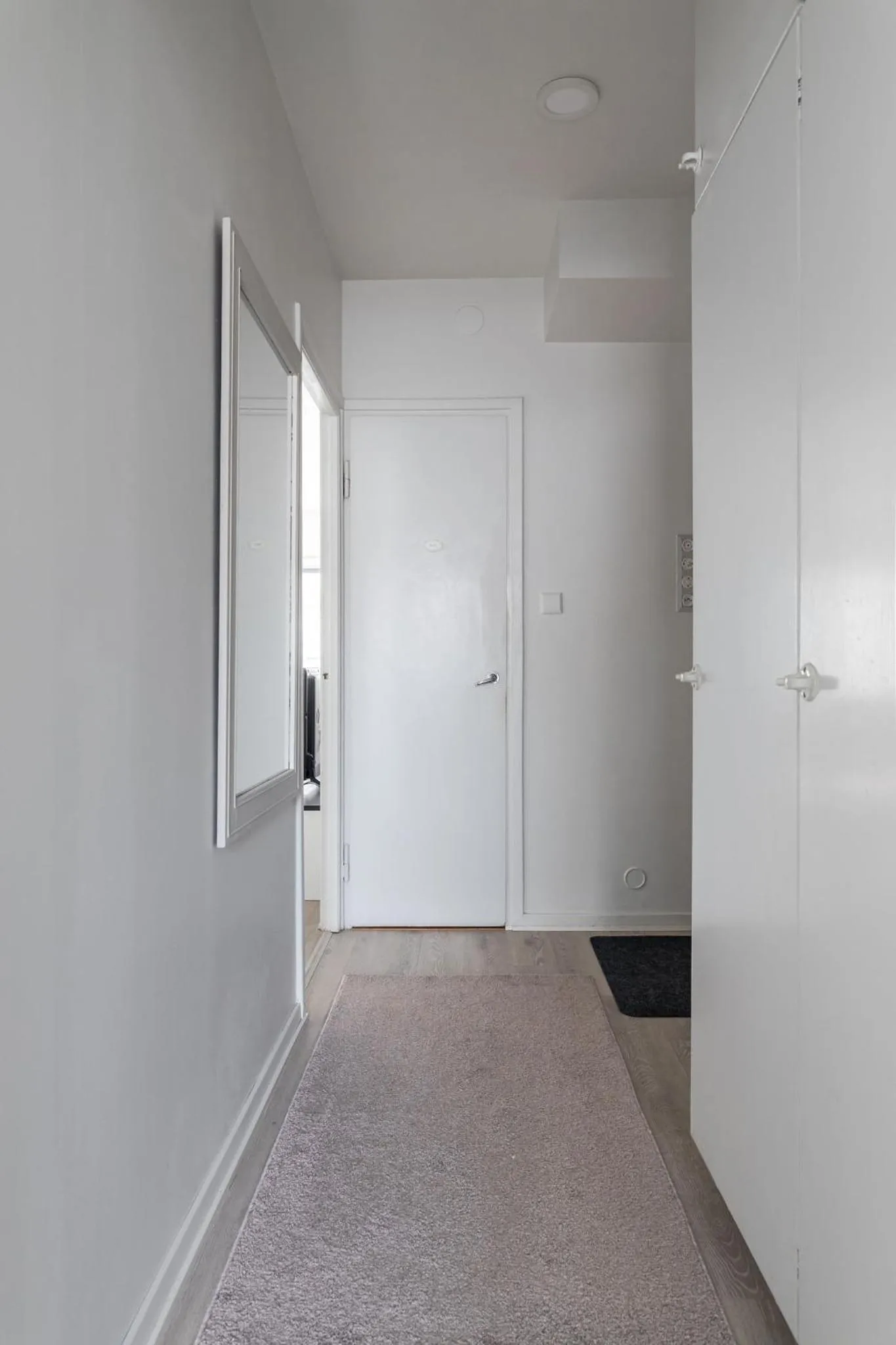 wardrobe in 2BR Apartment near Harbor and Center with Free Parking