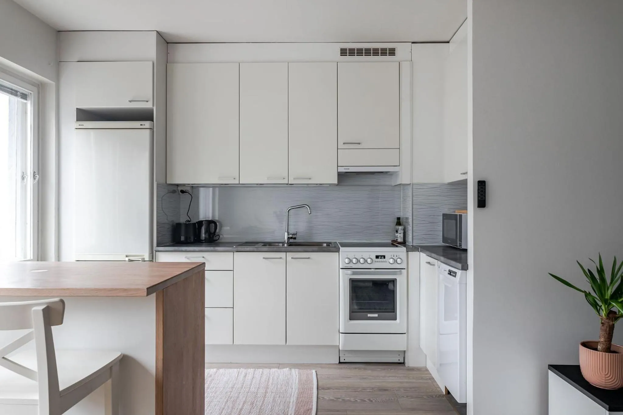 Kitchen or kitchenette in 2BR Apartment near Harbor and Center with Free Parking