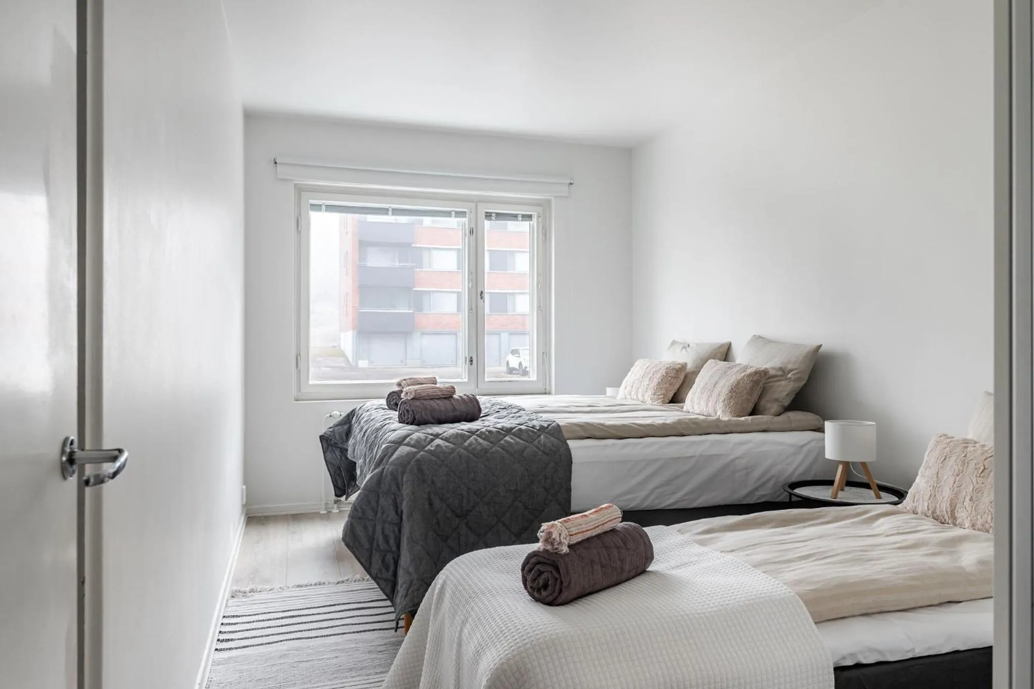 Bed in 2BR Apartment near Harbor and Center with Free Parking