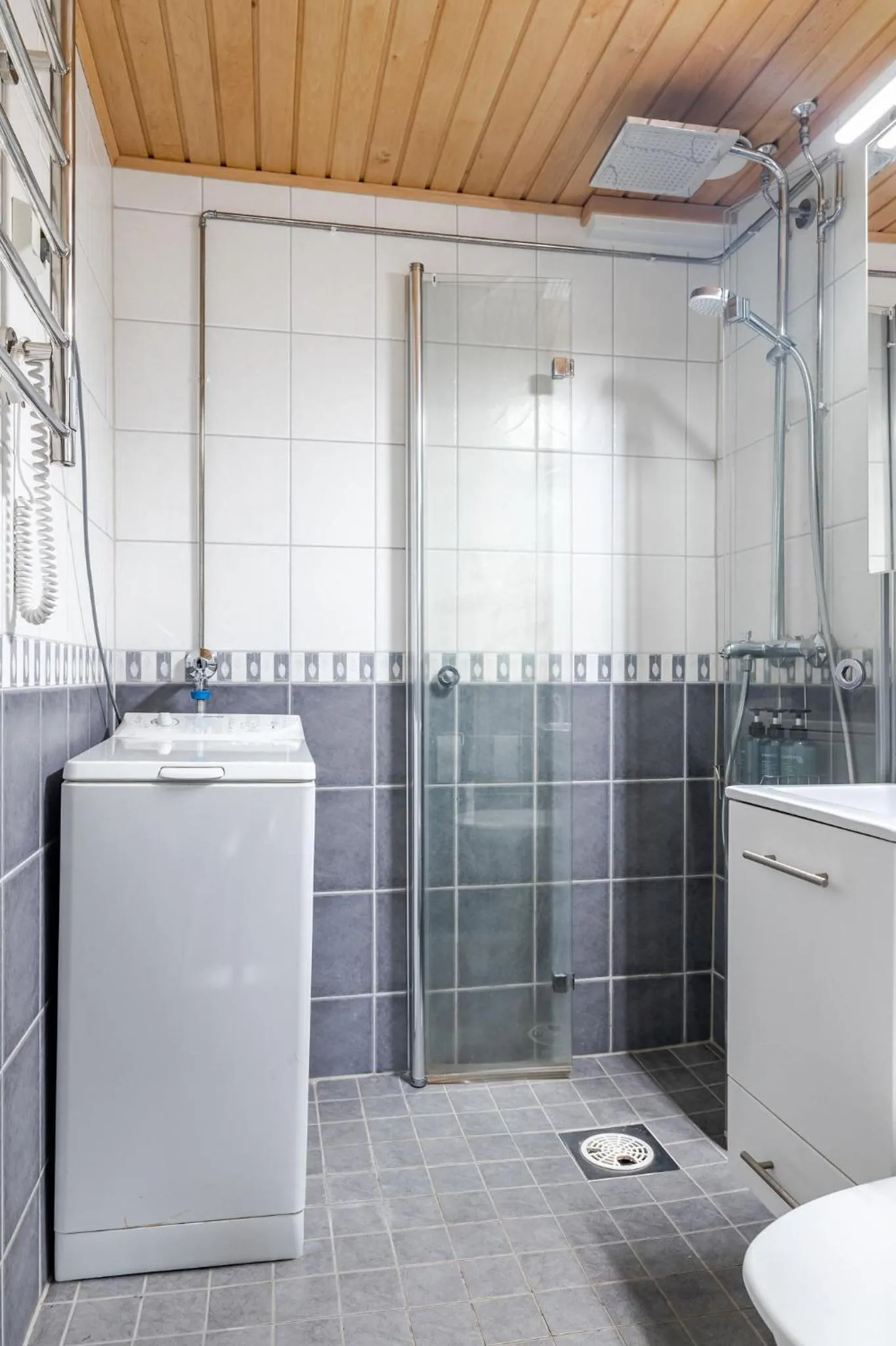 Shower in 2BR Apartment near Harbor and Center with Free Parking