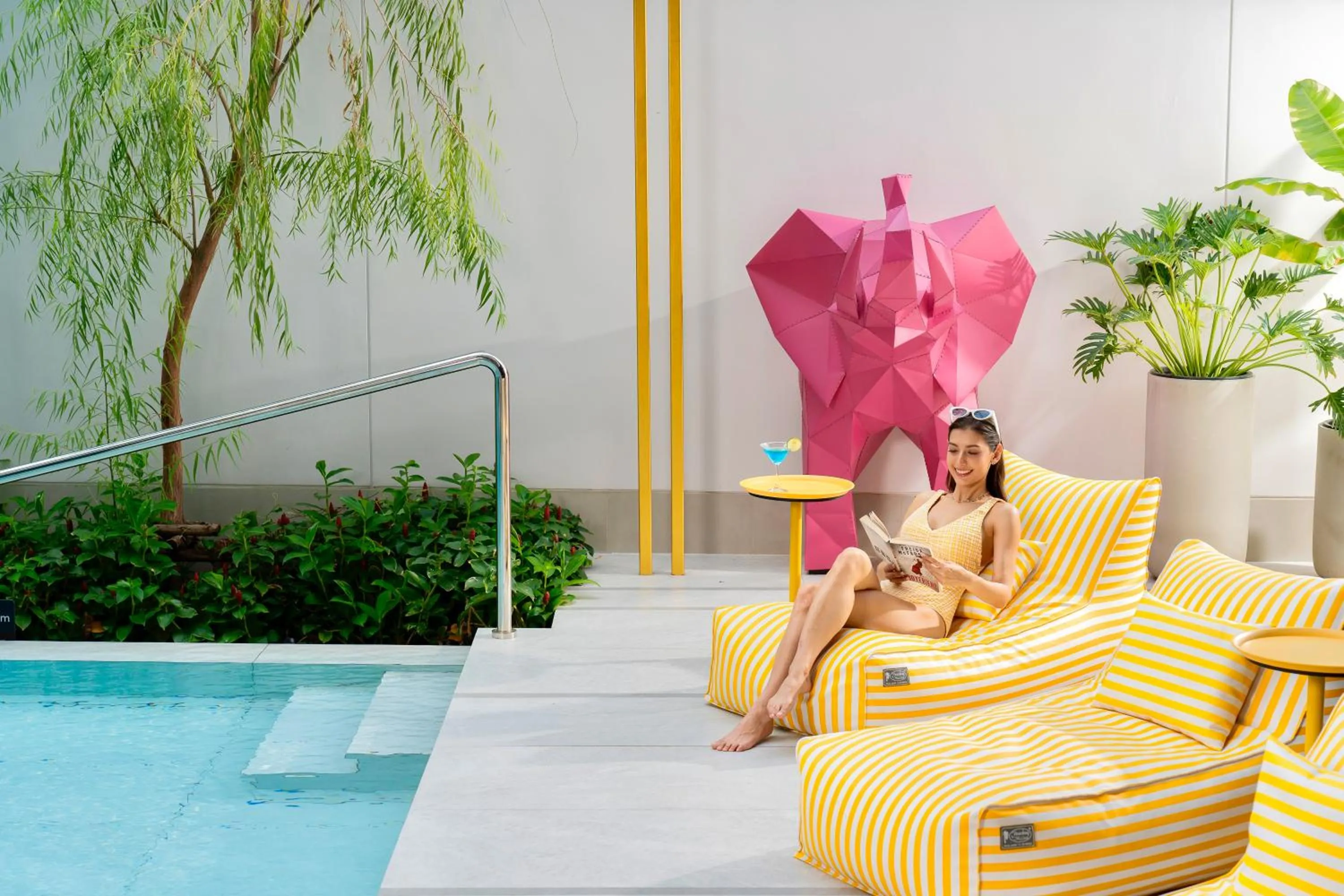 Swimming pool in Hotel Bangkokian