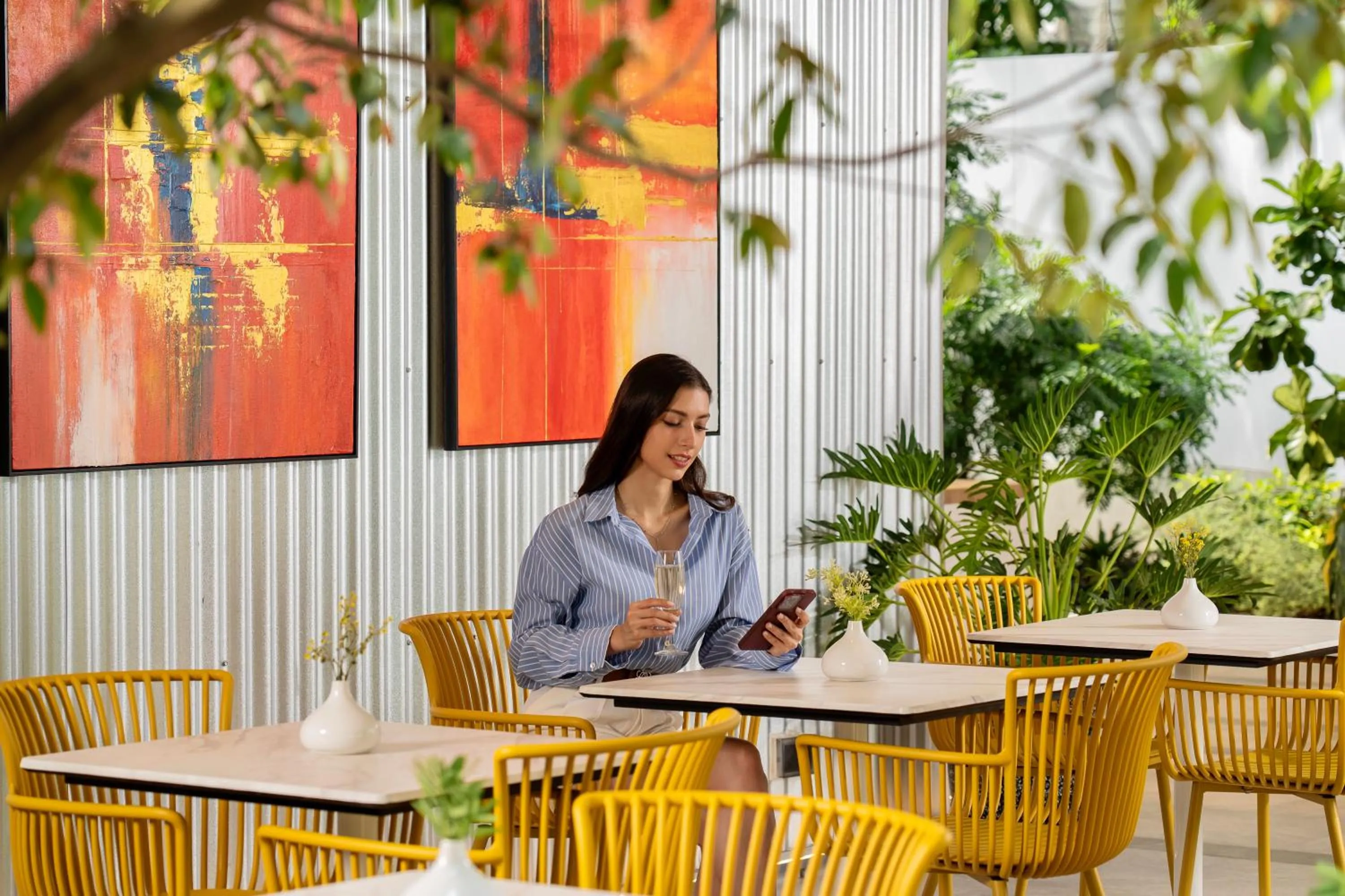 Restaurant/places to eat in Hotel Bangkokian