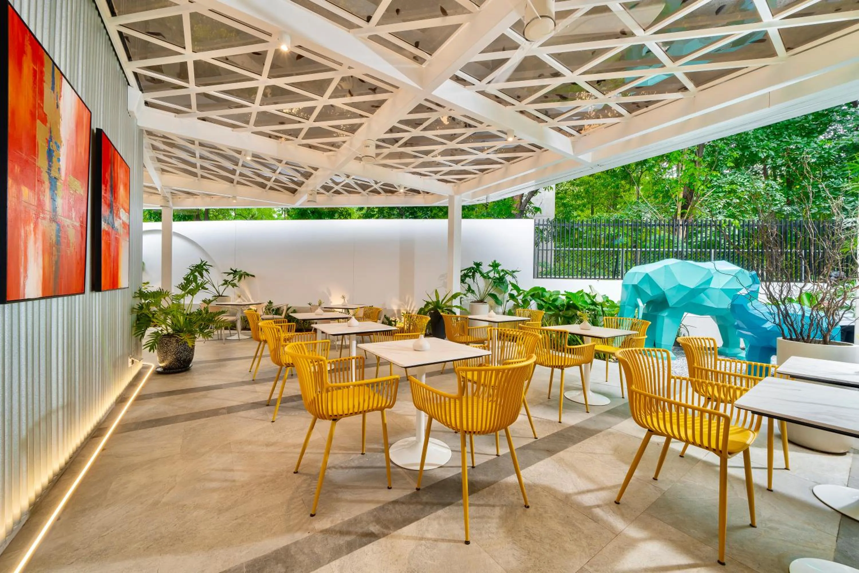 Restaurant/places to eat in Hotel Bangkokian