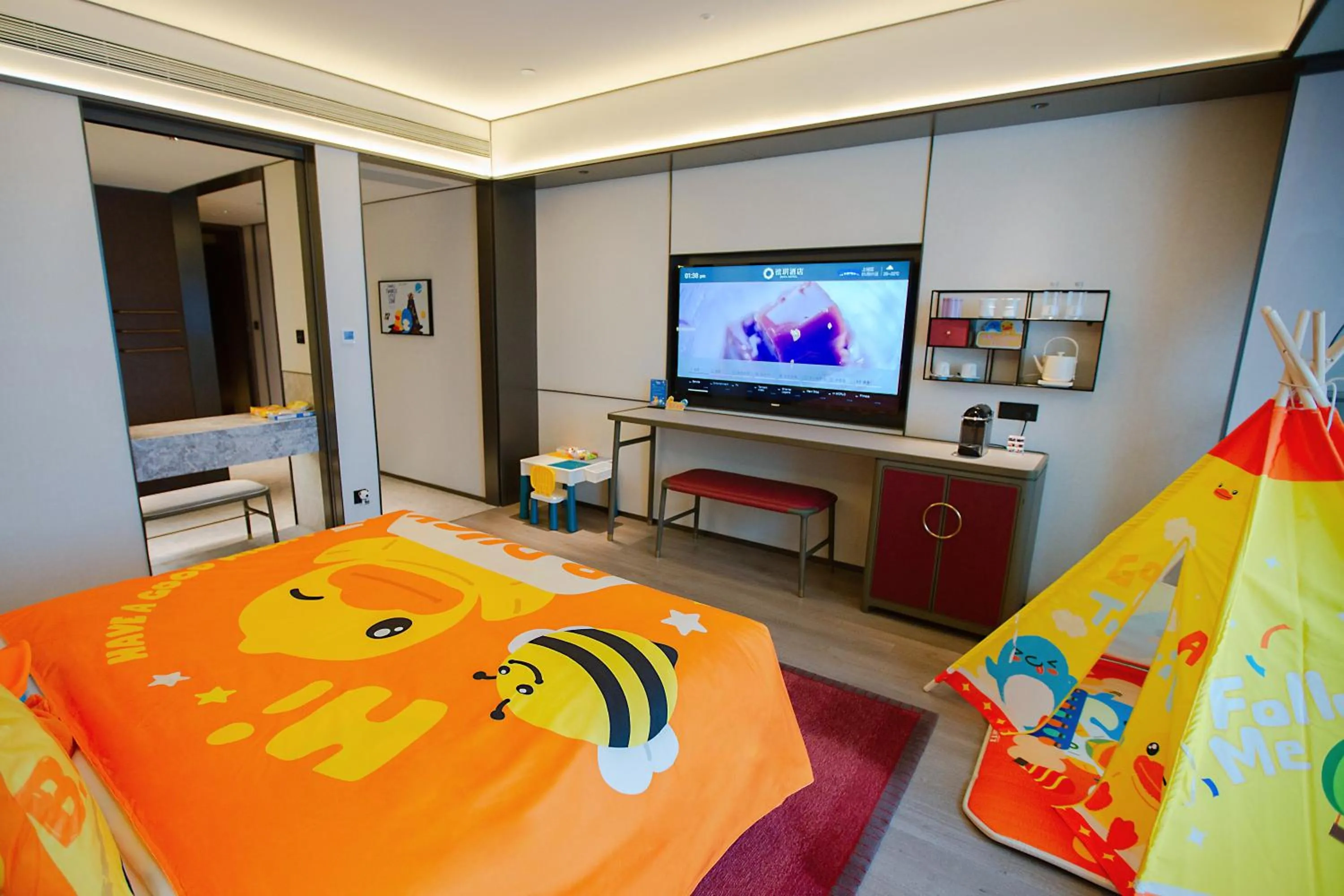 Photo of the whole room, Bed in JOYA Hangzhou Qianjiang New Town