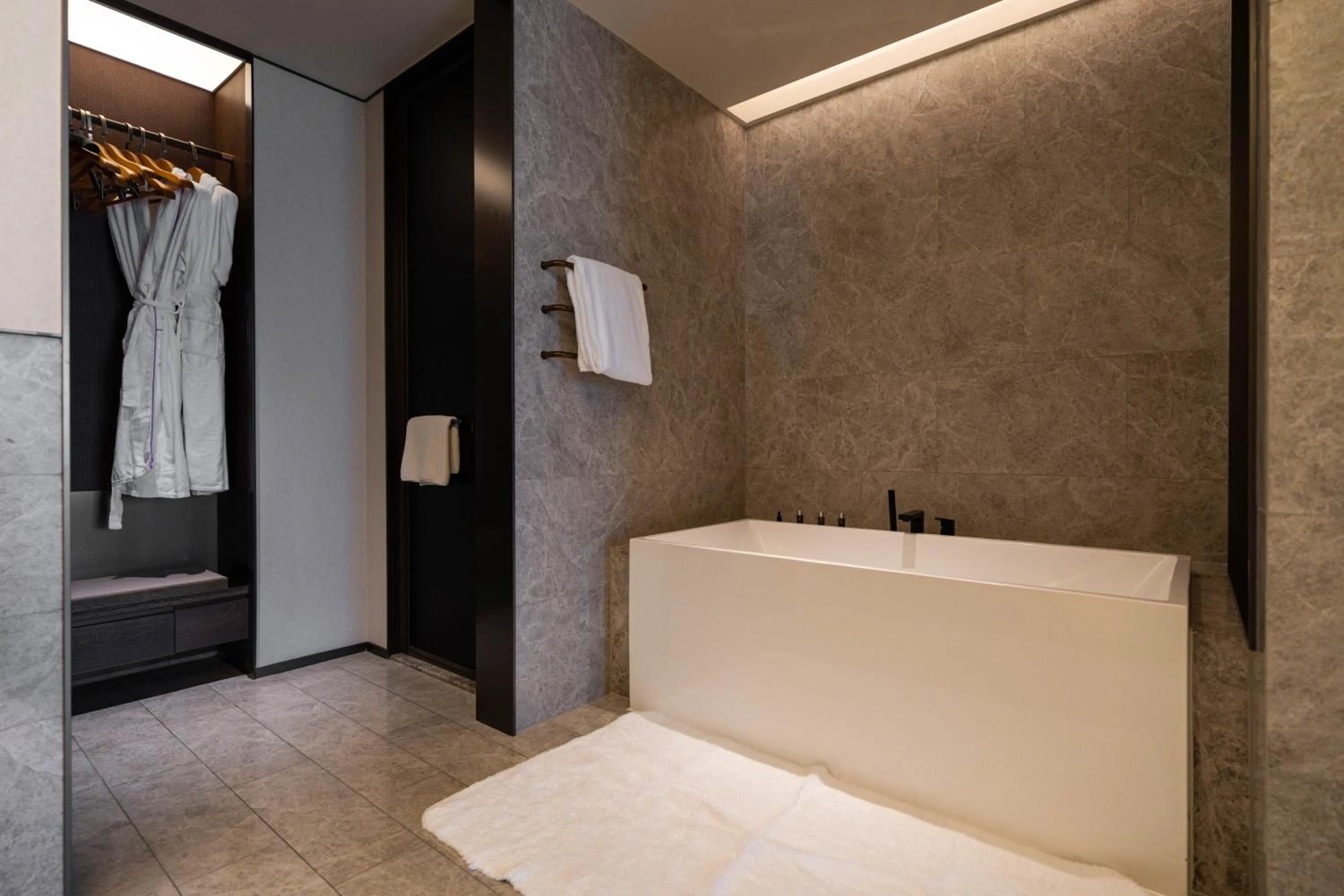 Shower in JOYA Hangzhou Qianjiang New Town