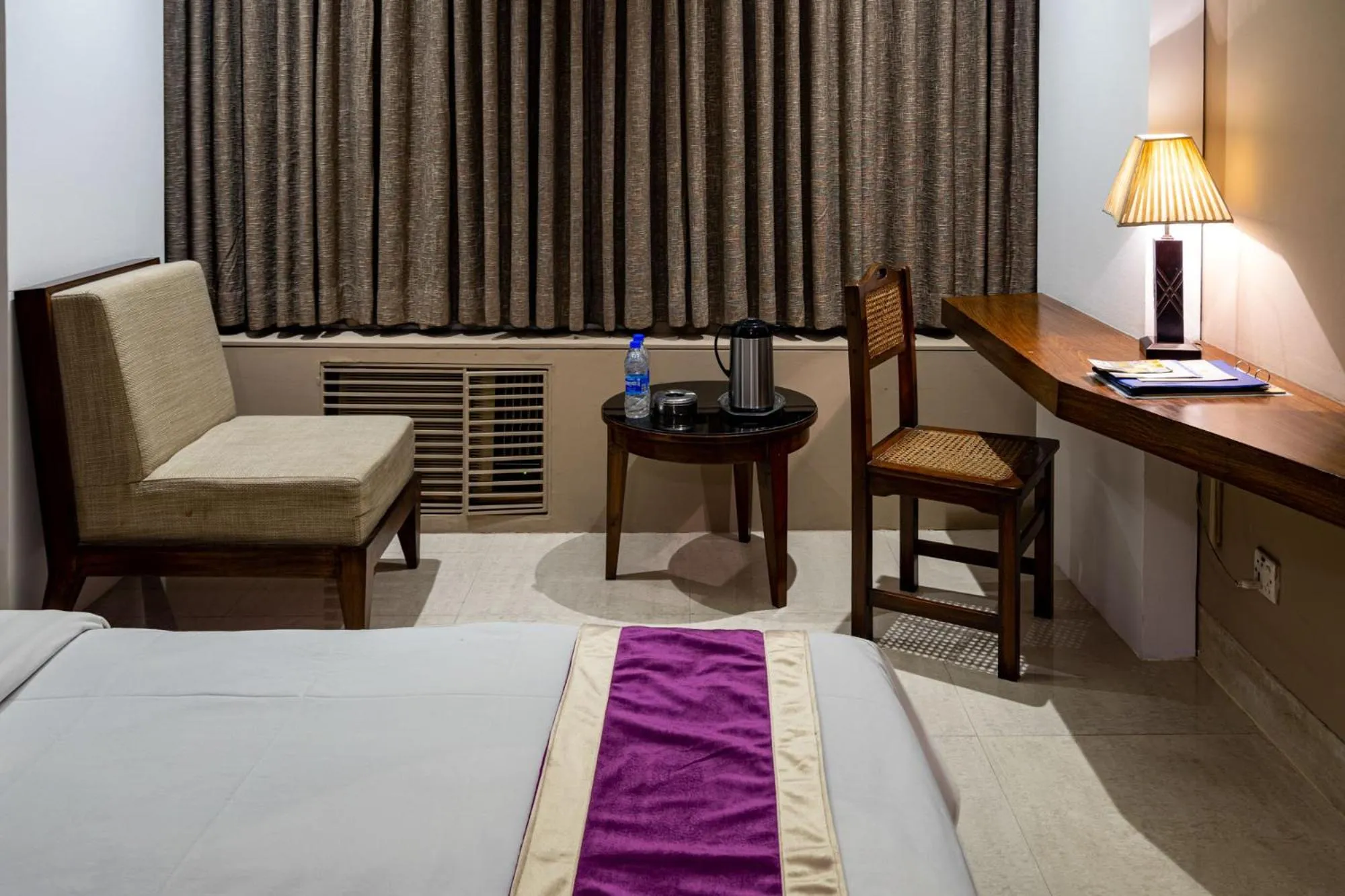 Living room, Bed in Hotel Ashrafee