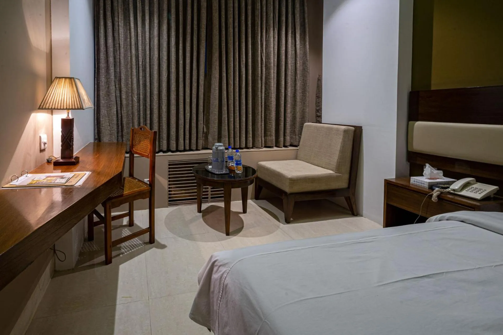 Photo of the whole room, Bed in Hotel Ashrafee