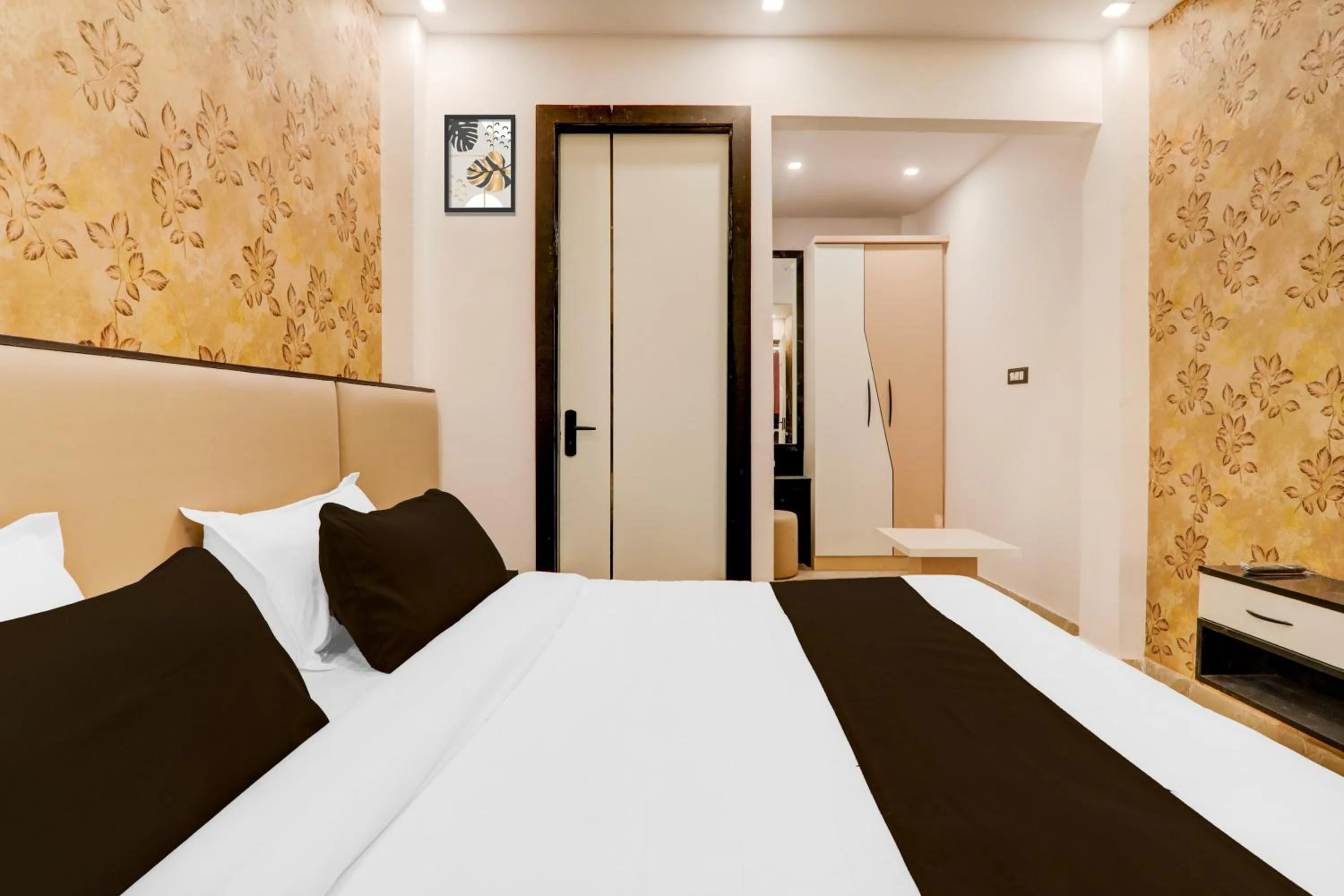 HOTEL O APPLE INN BEHIND STATE BANK OF INDIA