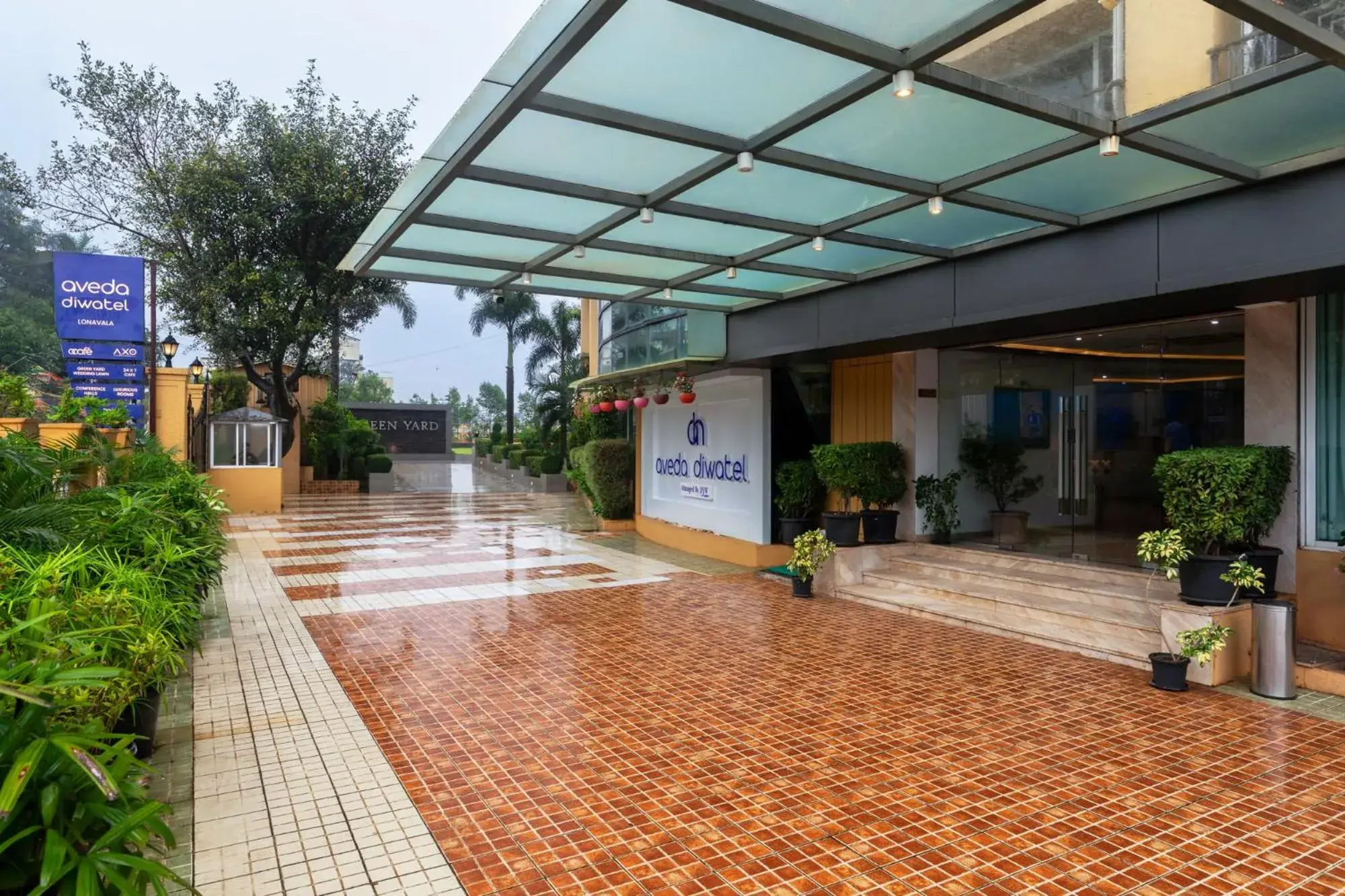 Facade/entrance in Aveda Diwatel Facade/entrance in Aveda Diwatel