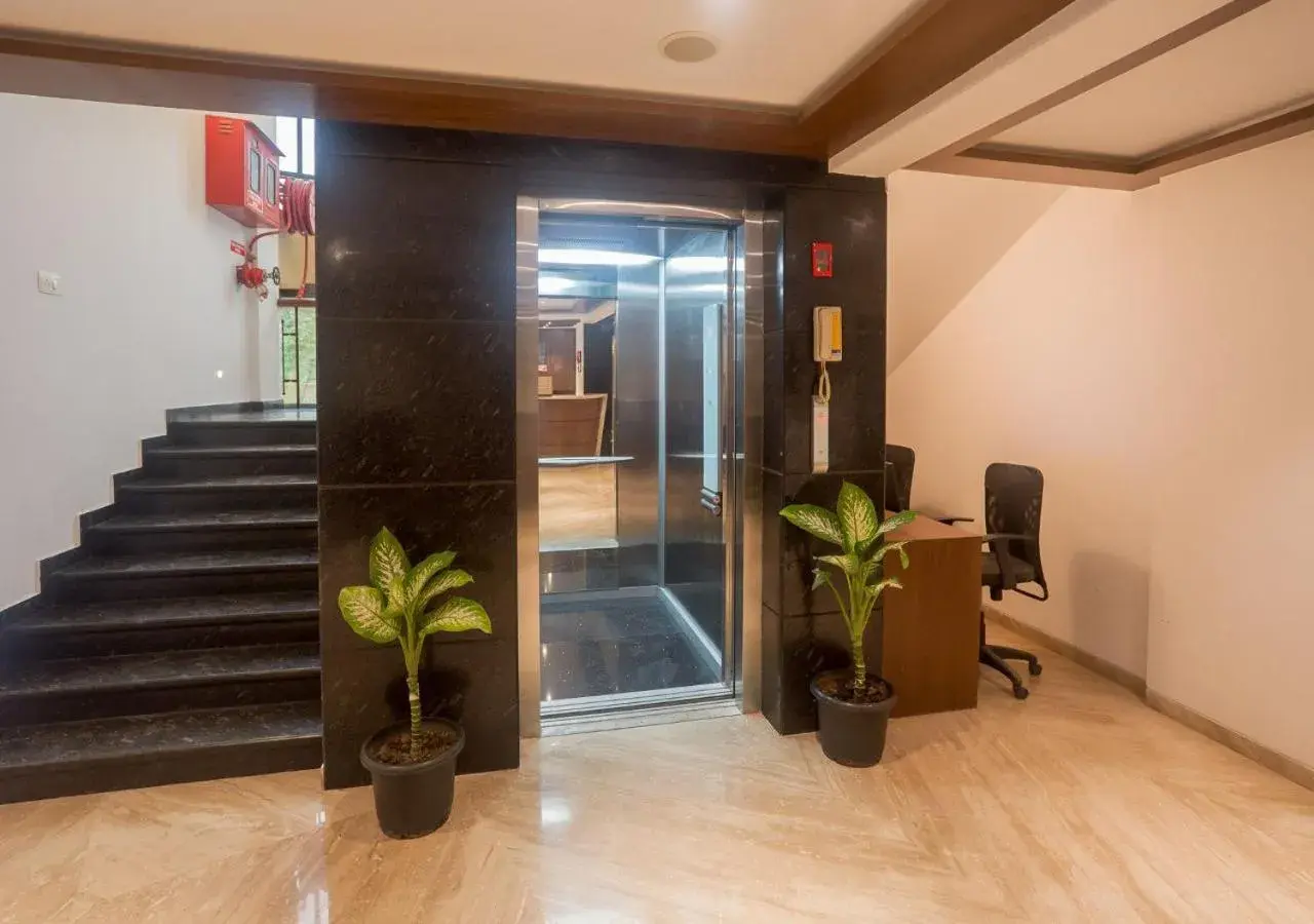 Facade/entrance in Aveda Diwatel Facade/entrance in Aveda Diwatel