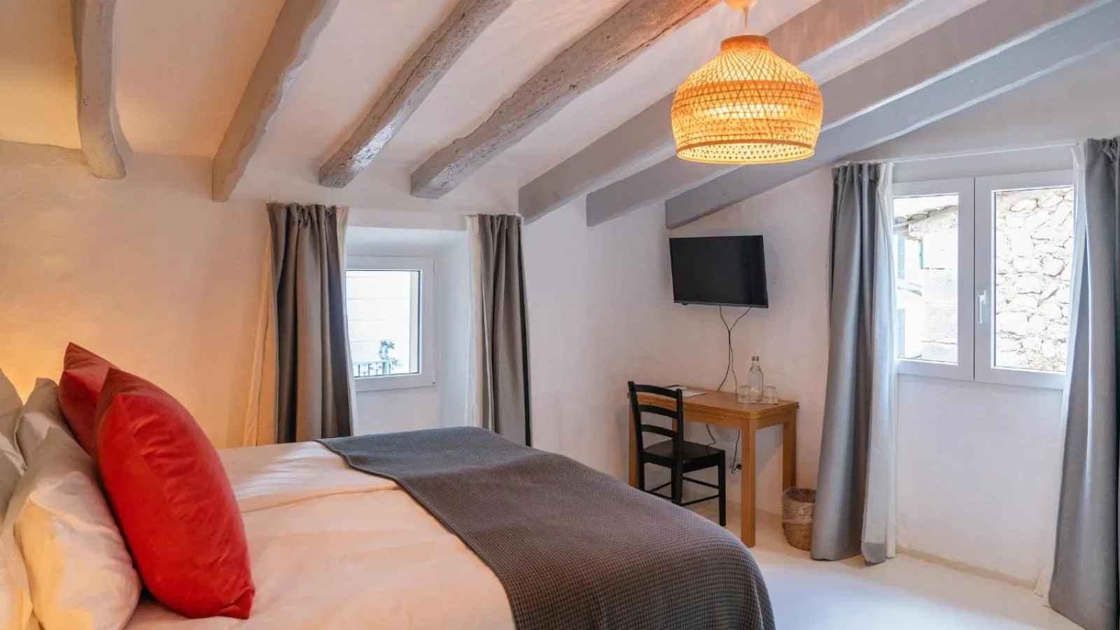 Photo of the whole room, Bed in Solleric Petit Hotel