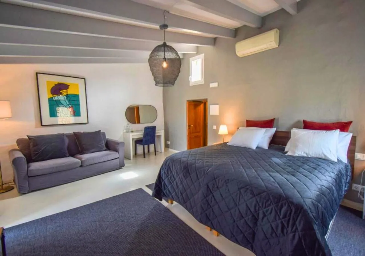 Photo of the whole room, Bed in Solleric Petit Hotel