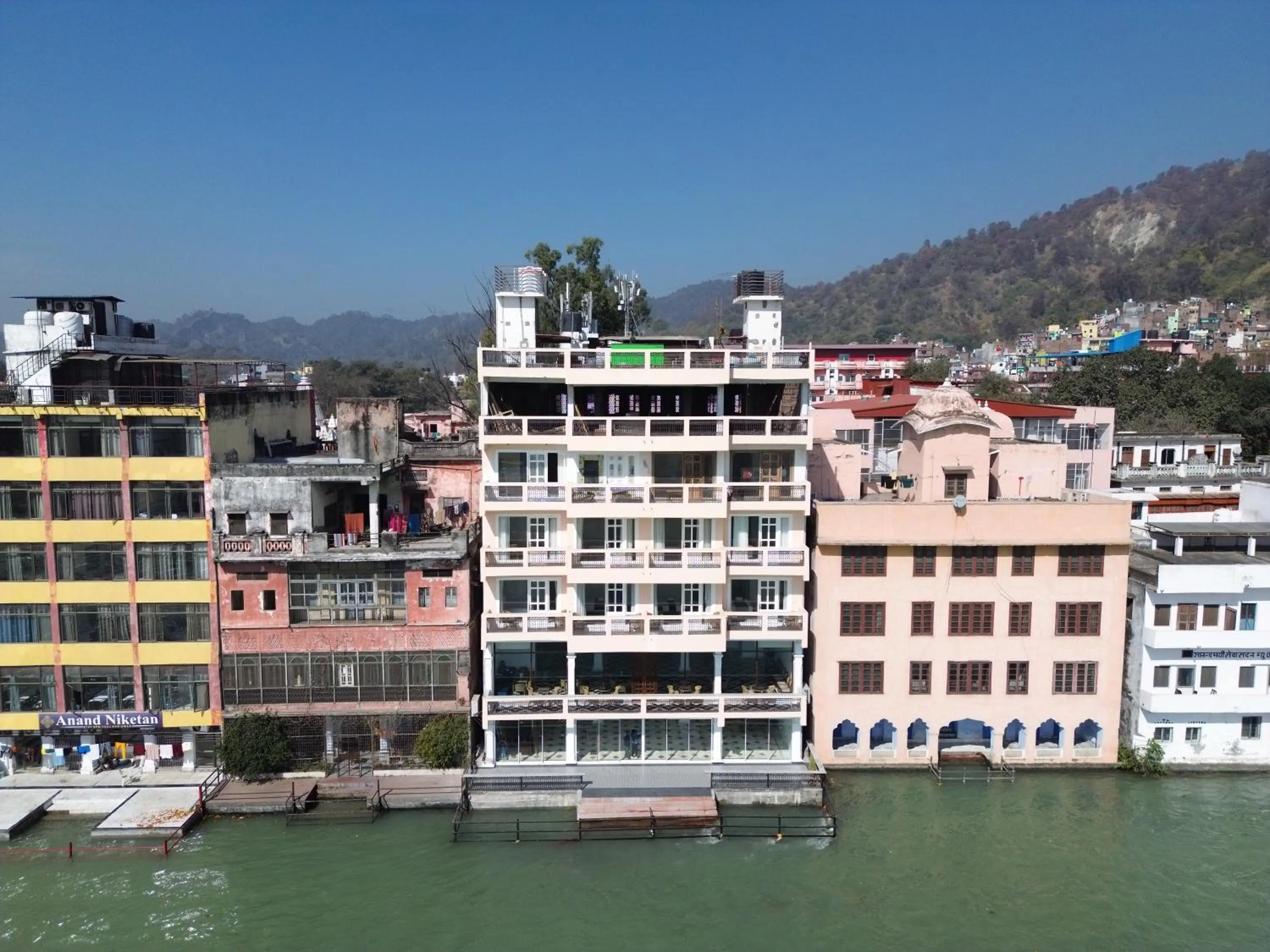 Gauri Gangaa at Har Ki Pauri With Private Ganga Ghat