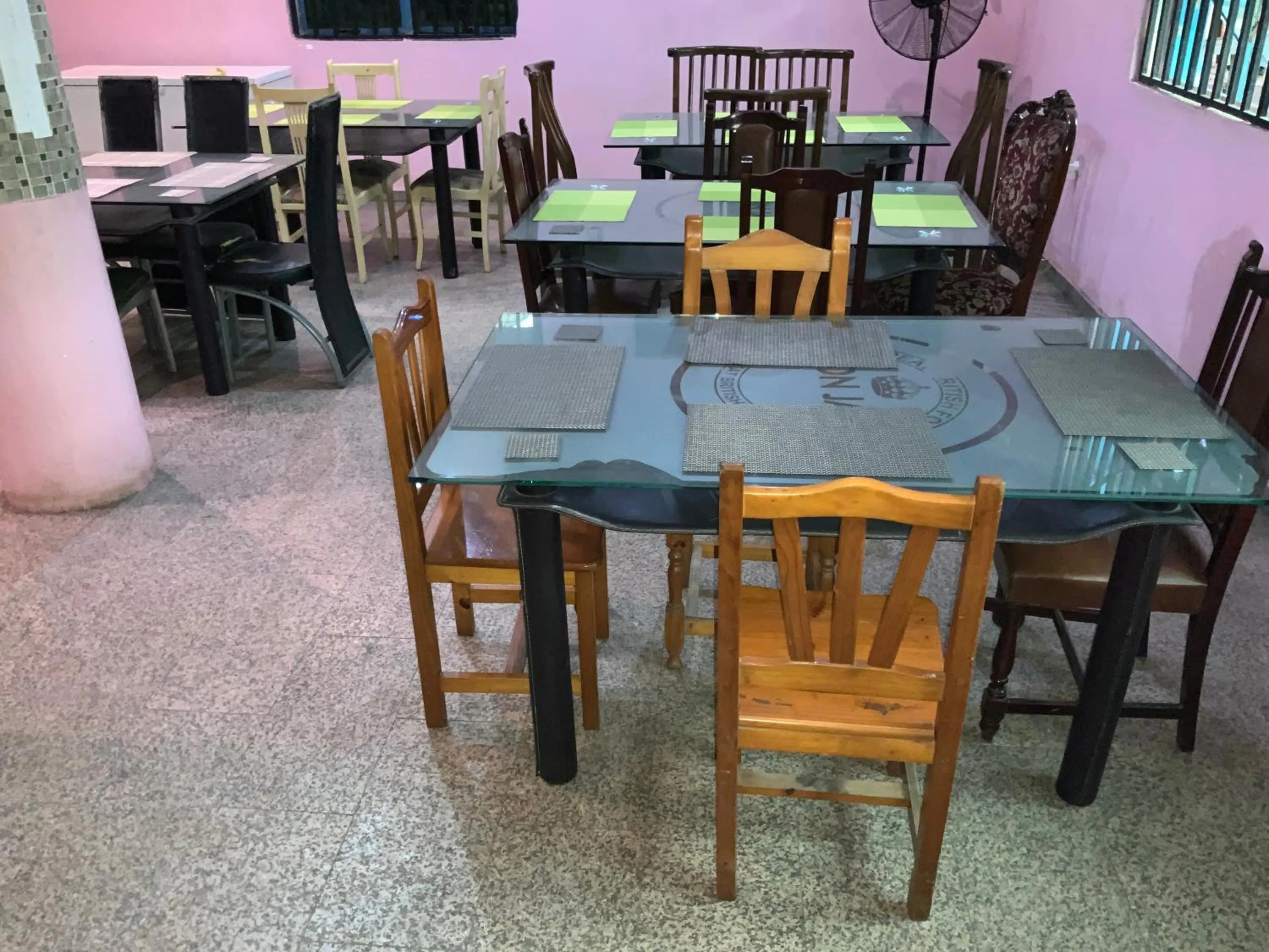 Restaurant/places to eat in Senators Suites and Towers Hotel