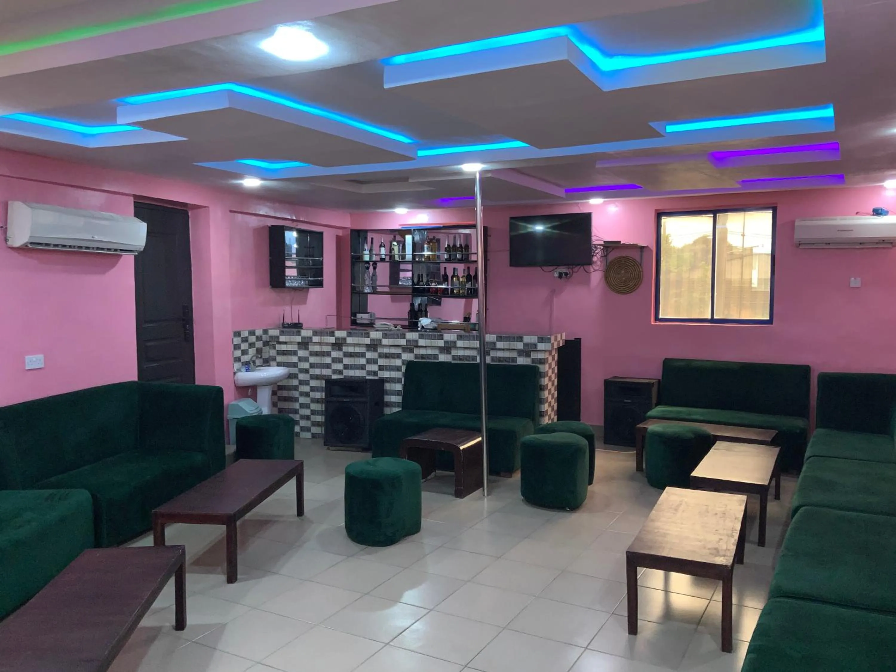 Communal lounge/ TV room in Senators Suites and Towers Hotel