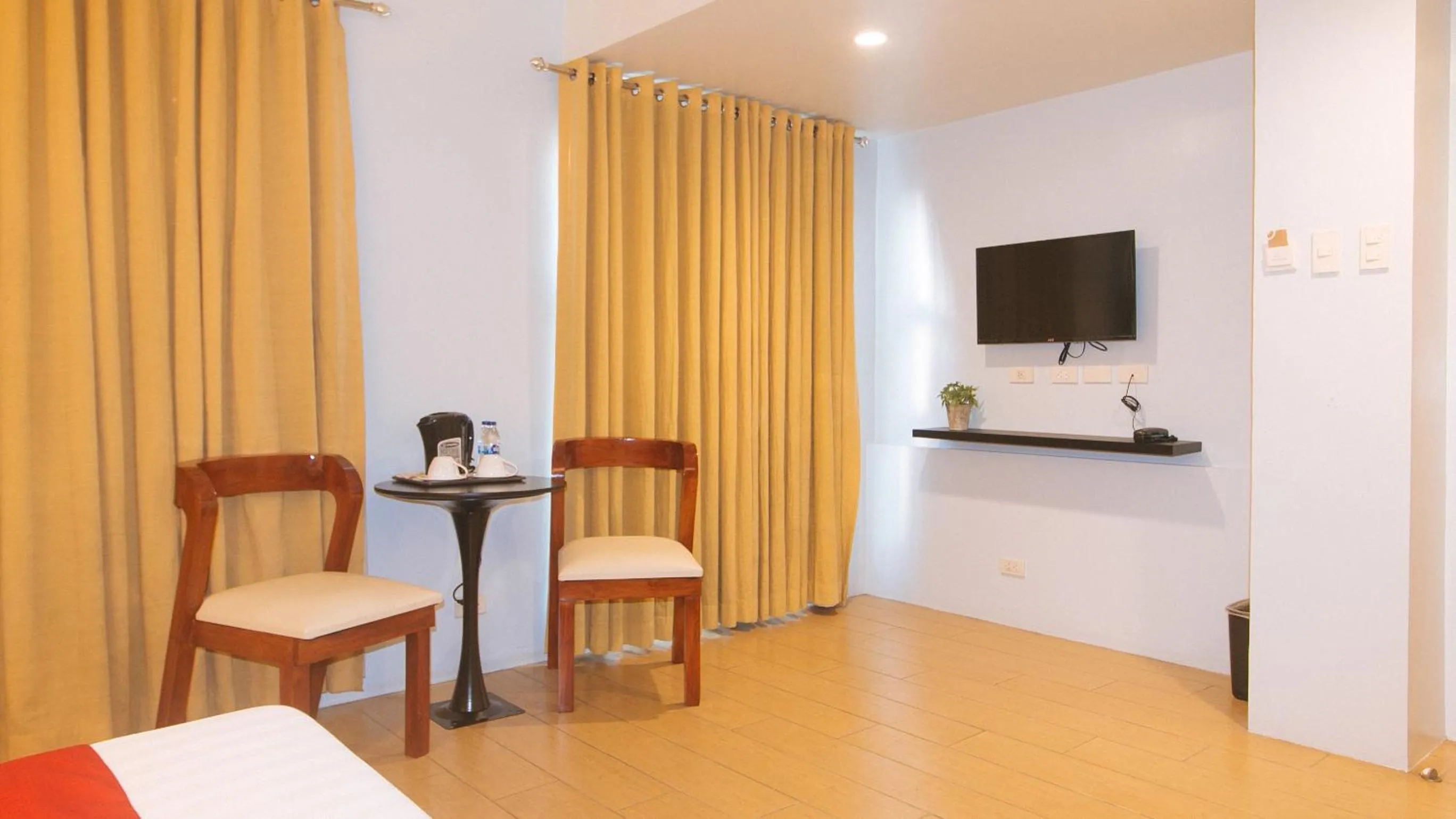 TV and multimedia in RedDoorz at LuxeLite Suites Makati