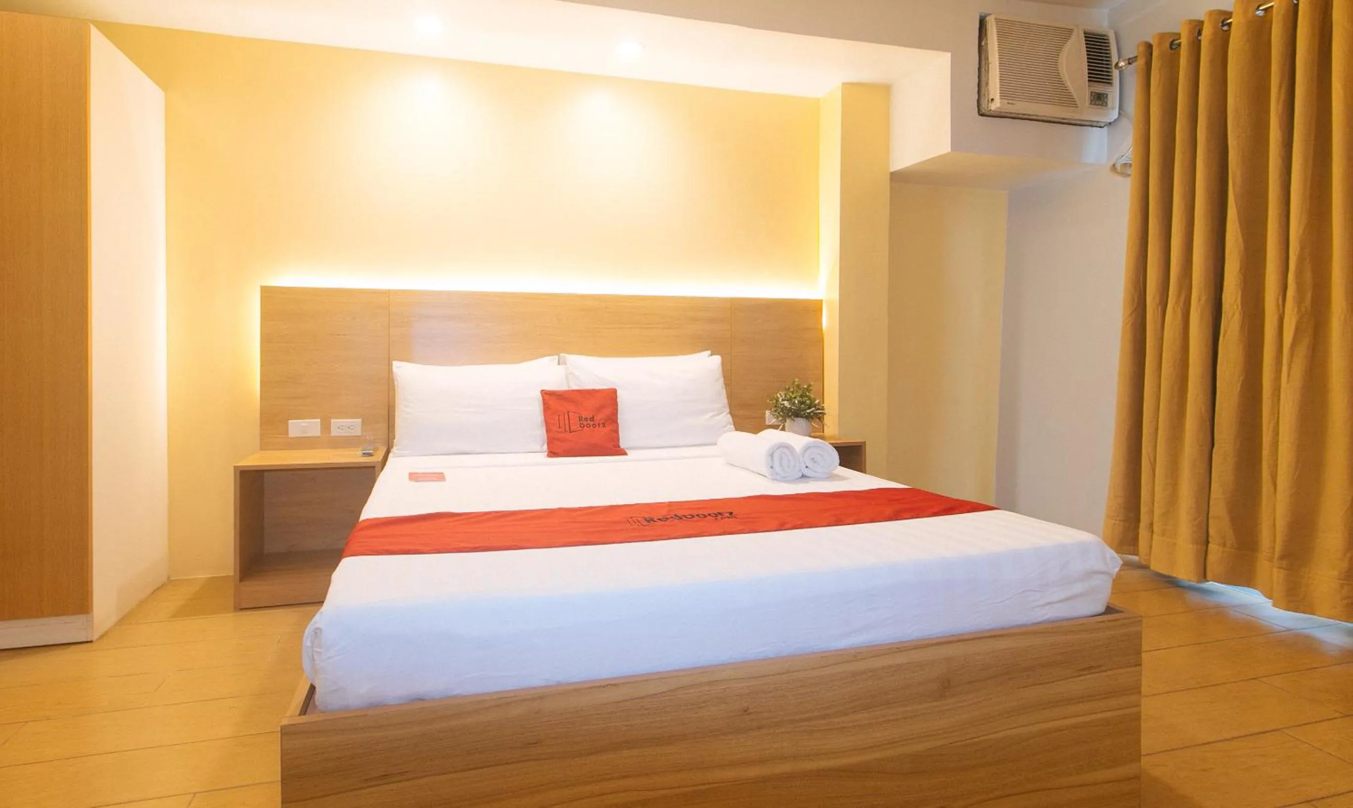 Bed in RedDoorz at LuxeLite Suites Makati