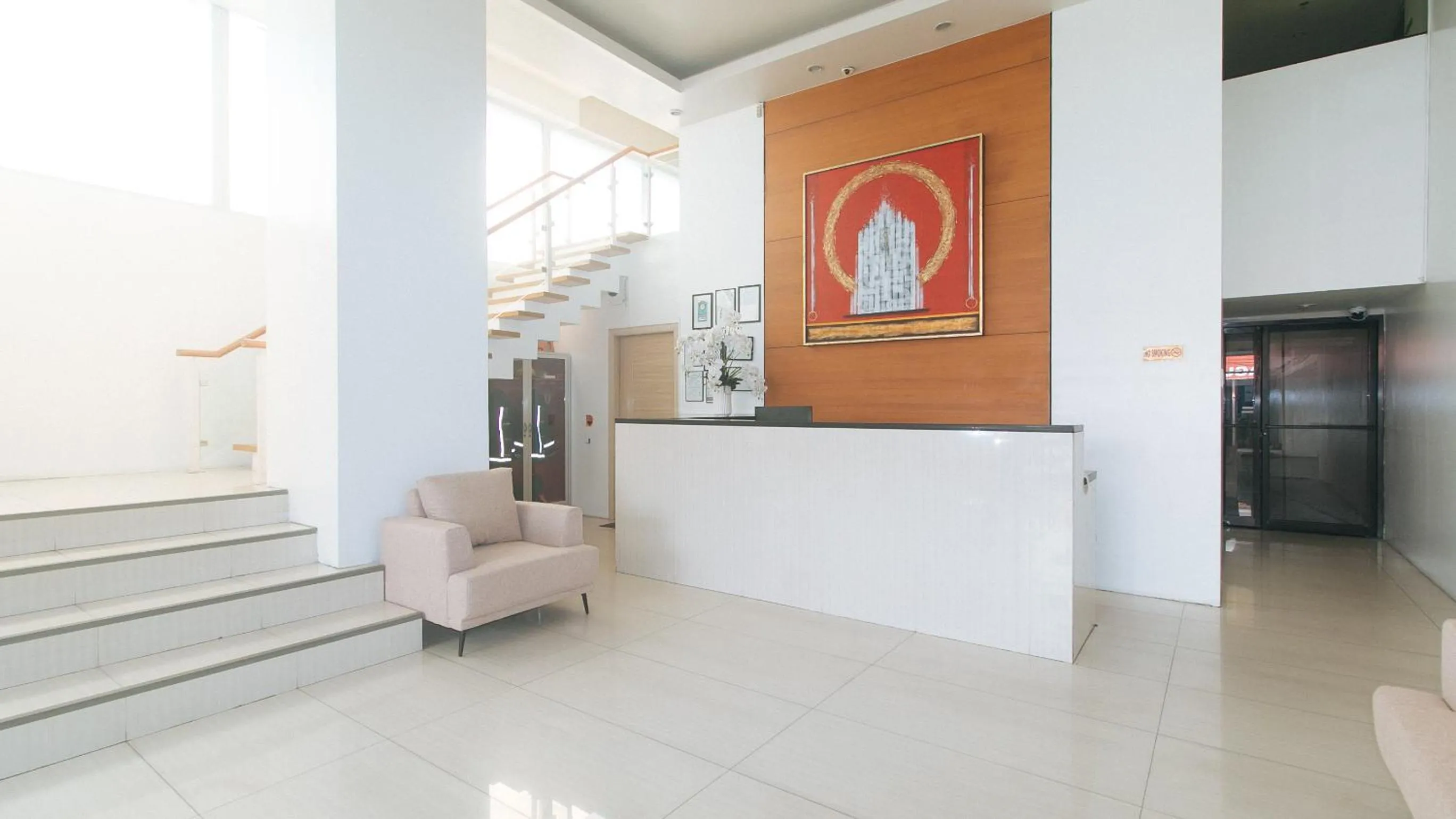 Lobby or reception in RedDoorz at LuxeLite Suites Makati