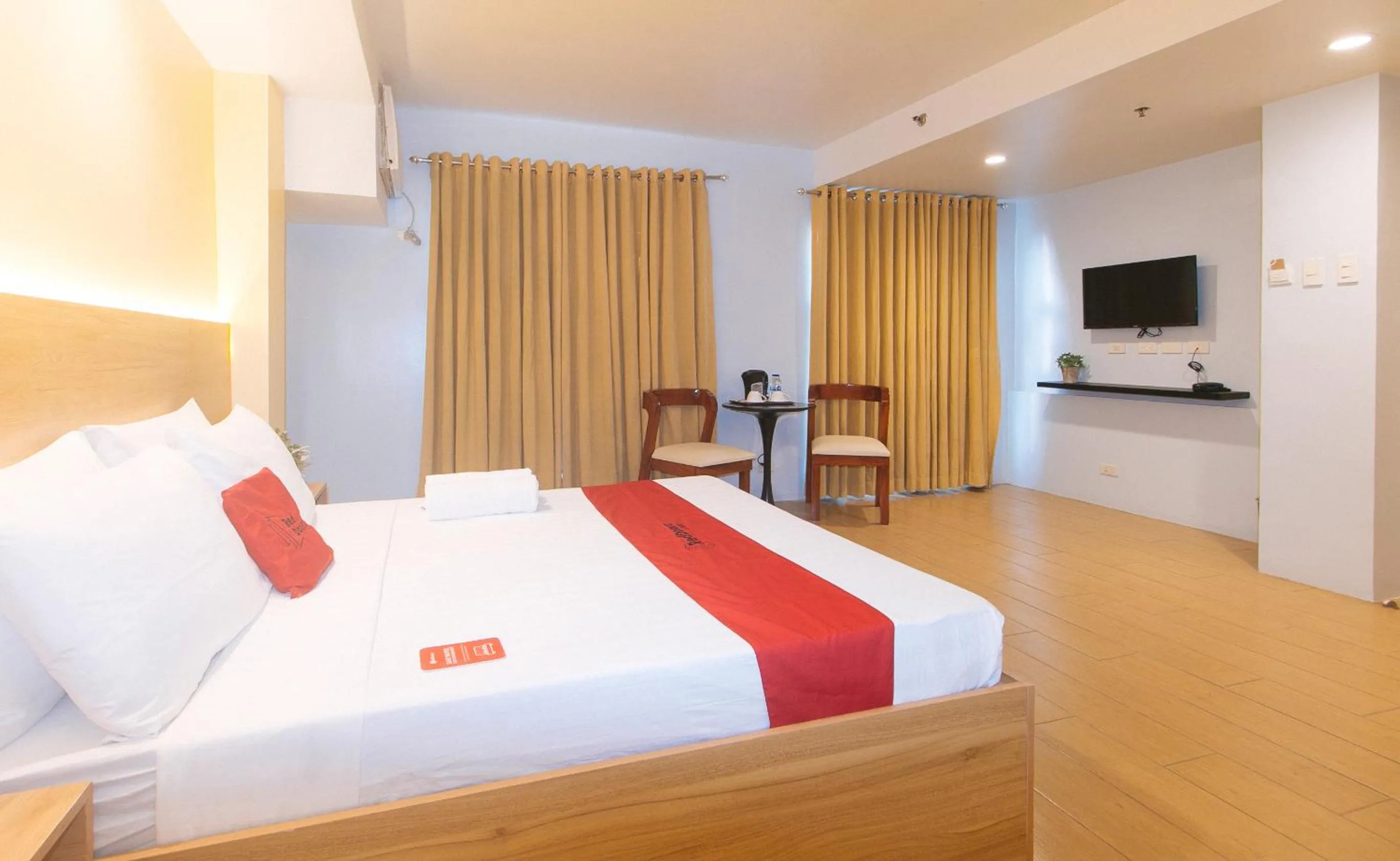 Bed in RedDoorz at LuxeLite Suites Makati