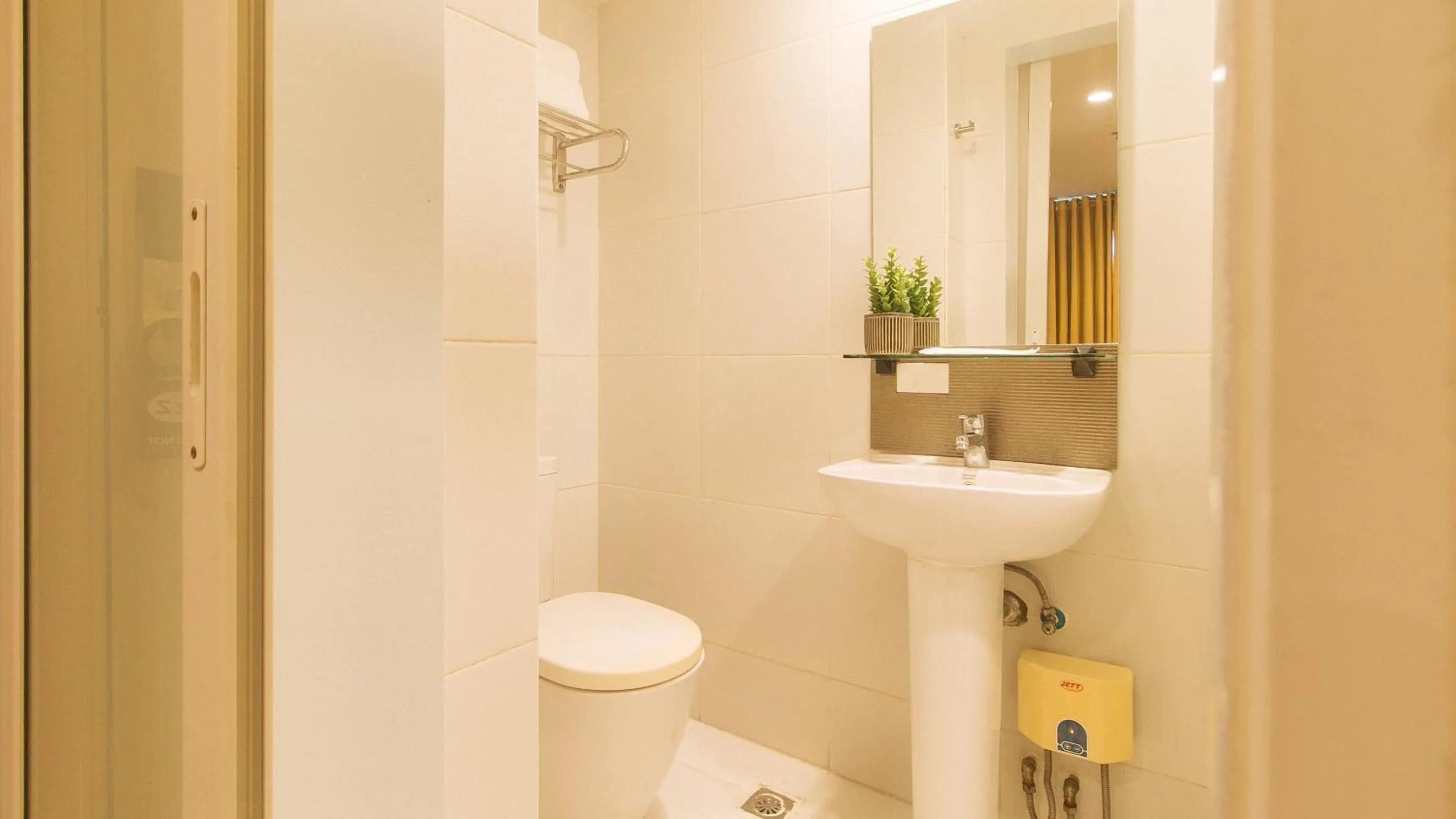 Bathroom in RedDoorz at LuxeLite Suites Makati