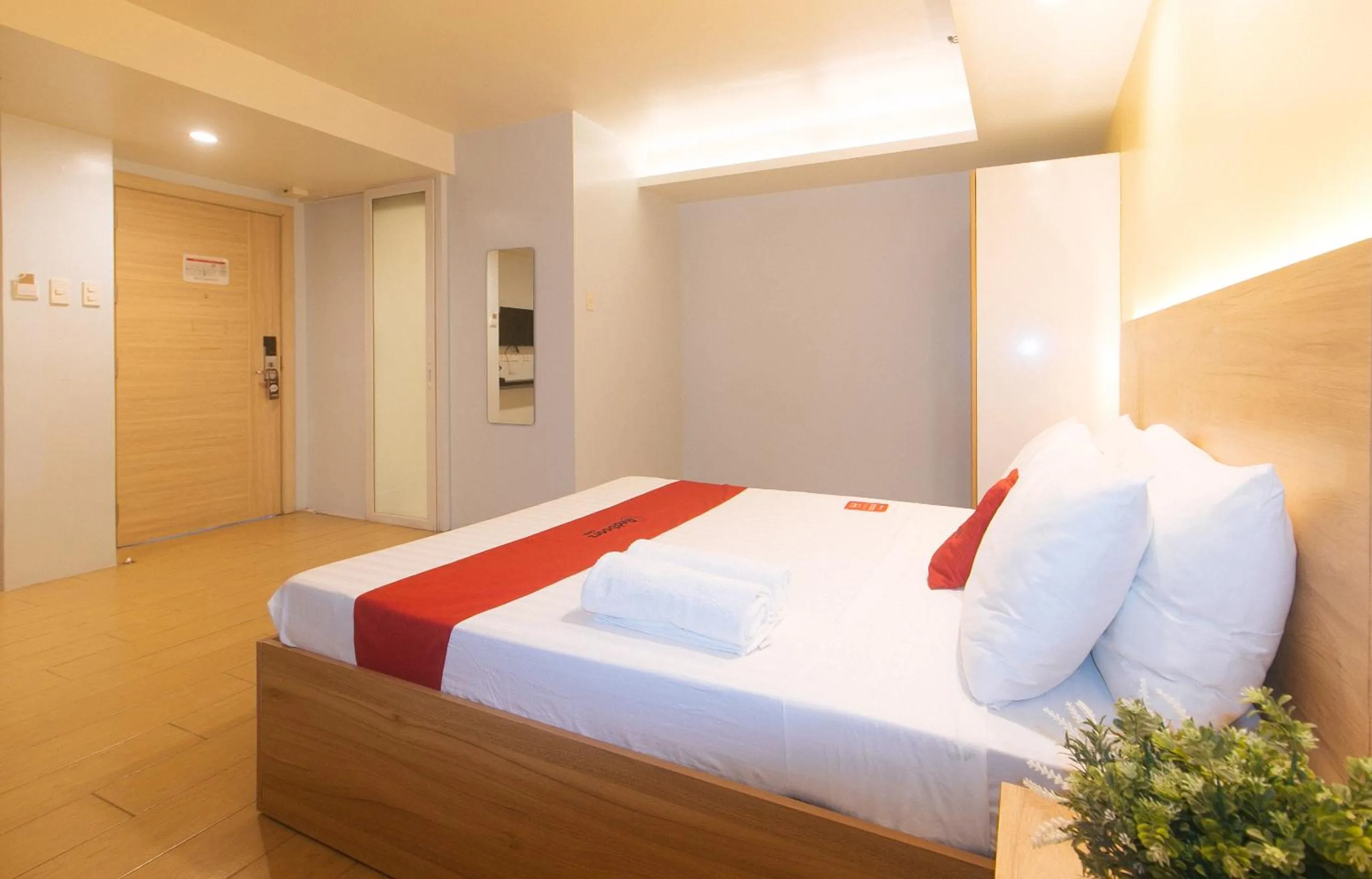 Bed in RedDoorz at LuxeLite Suites Makati