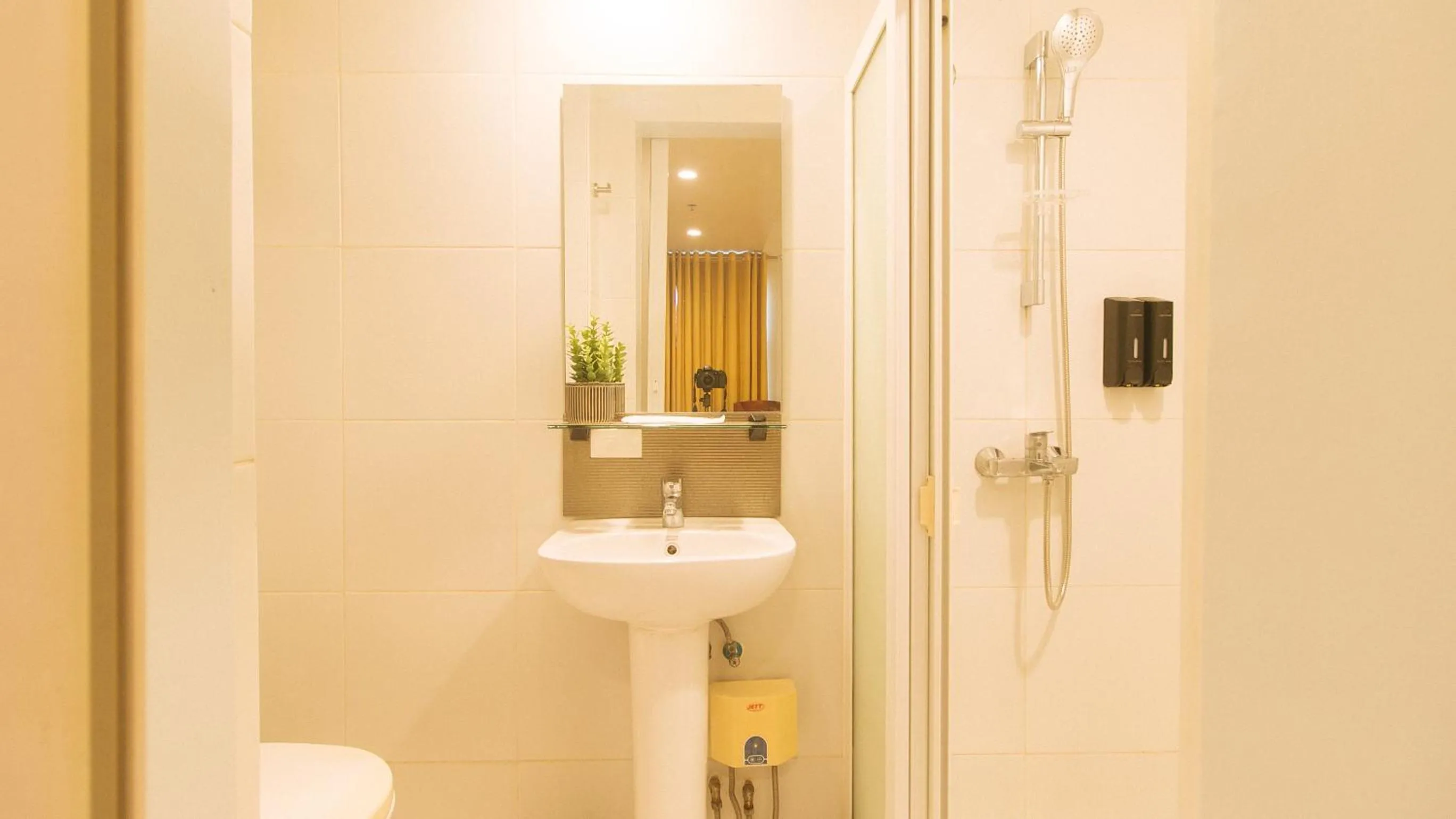 Bathroom in RedDoorz at LuxeLite Suites Makati