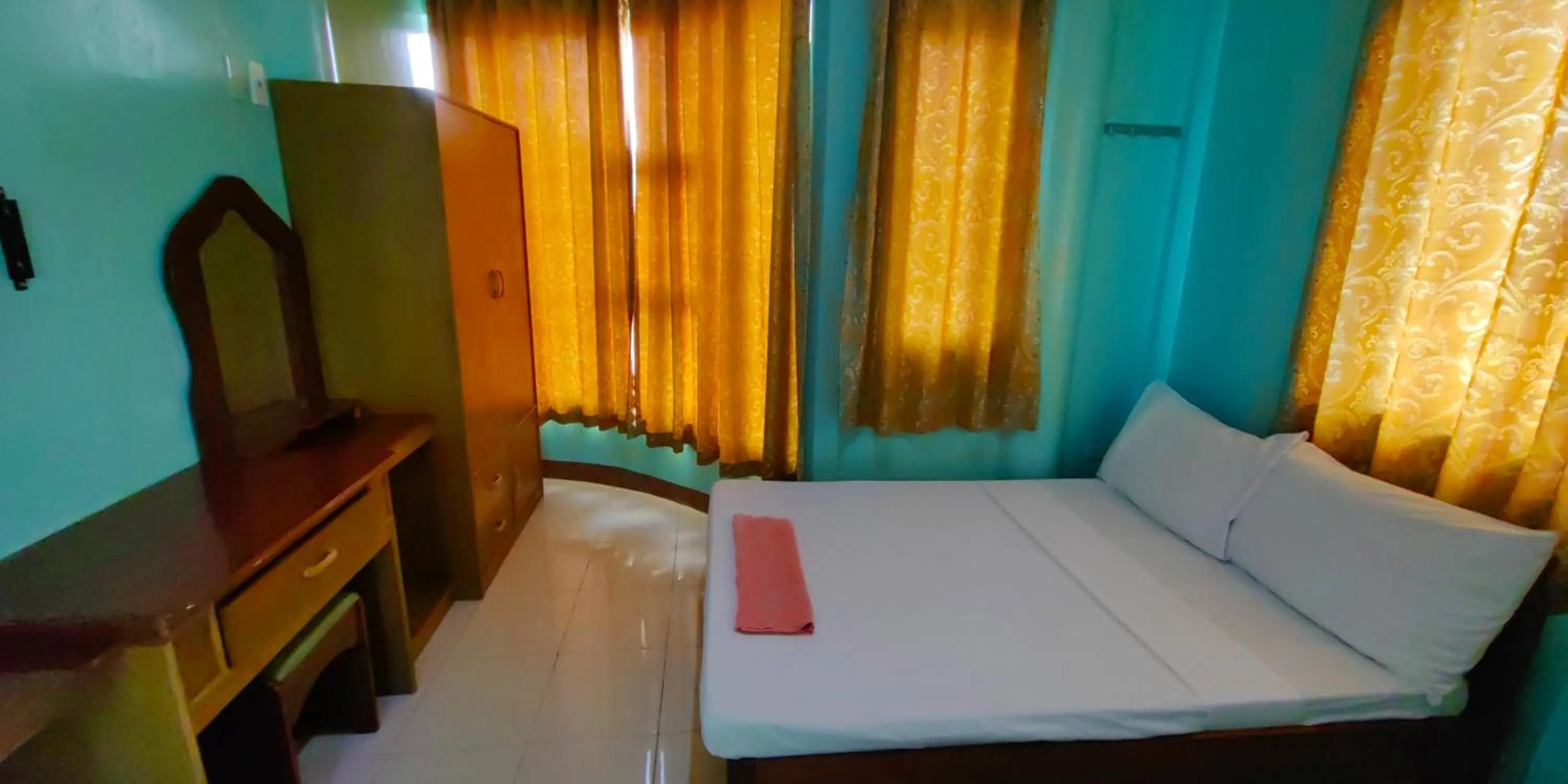 Photo of the whole room, Bed in Dads Bayview Pension