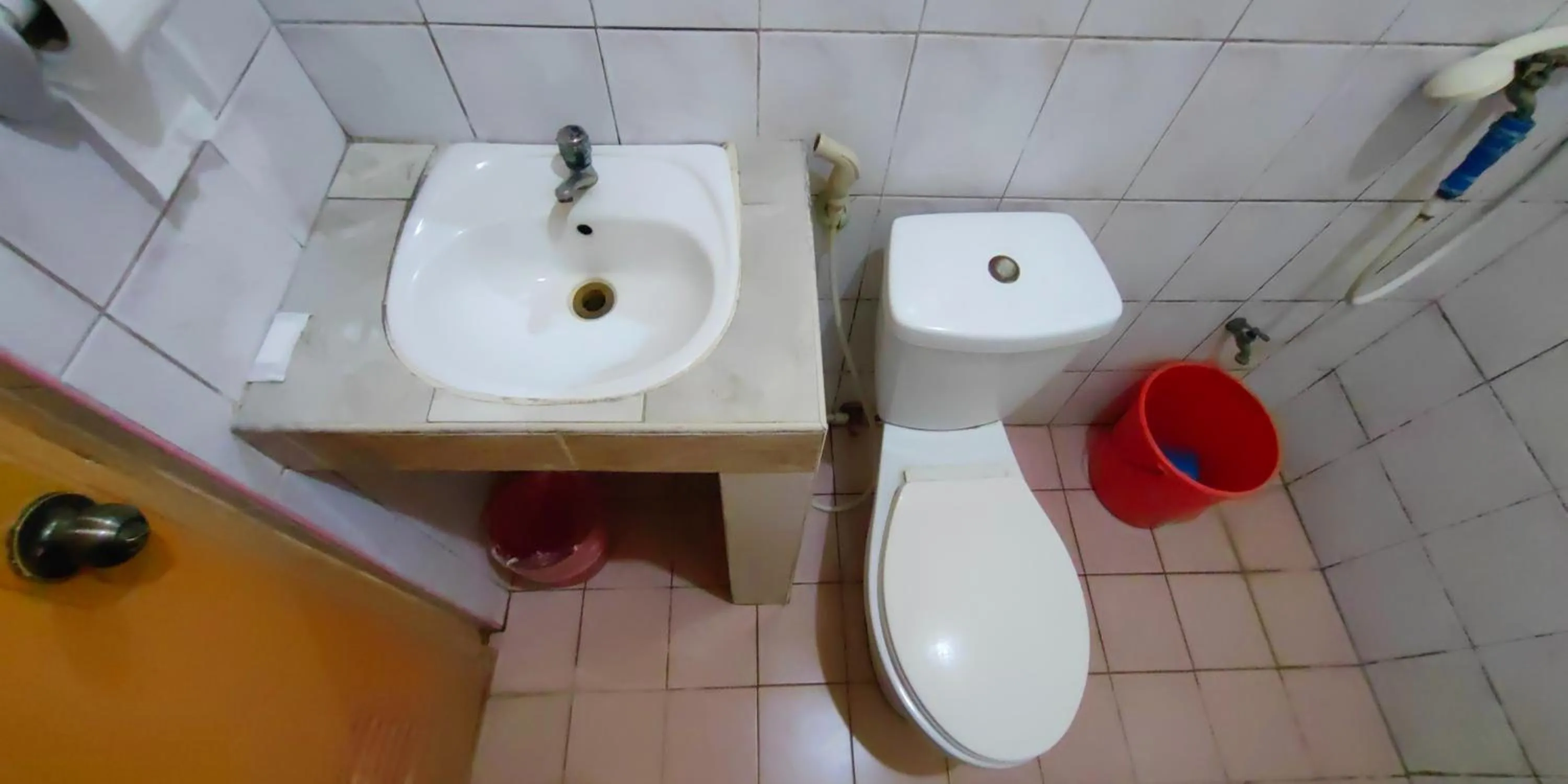 Toilet in Dads Bayview Pension