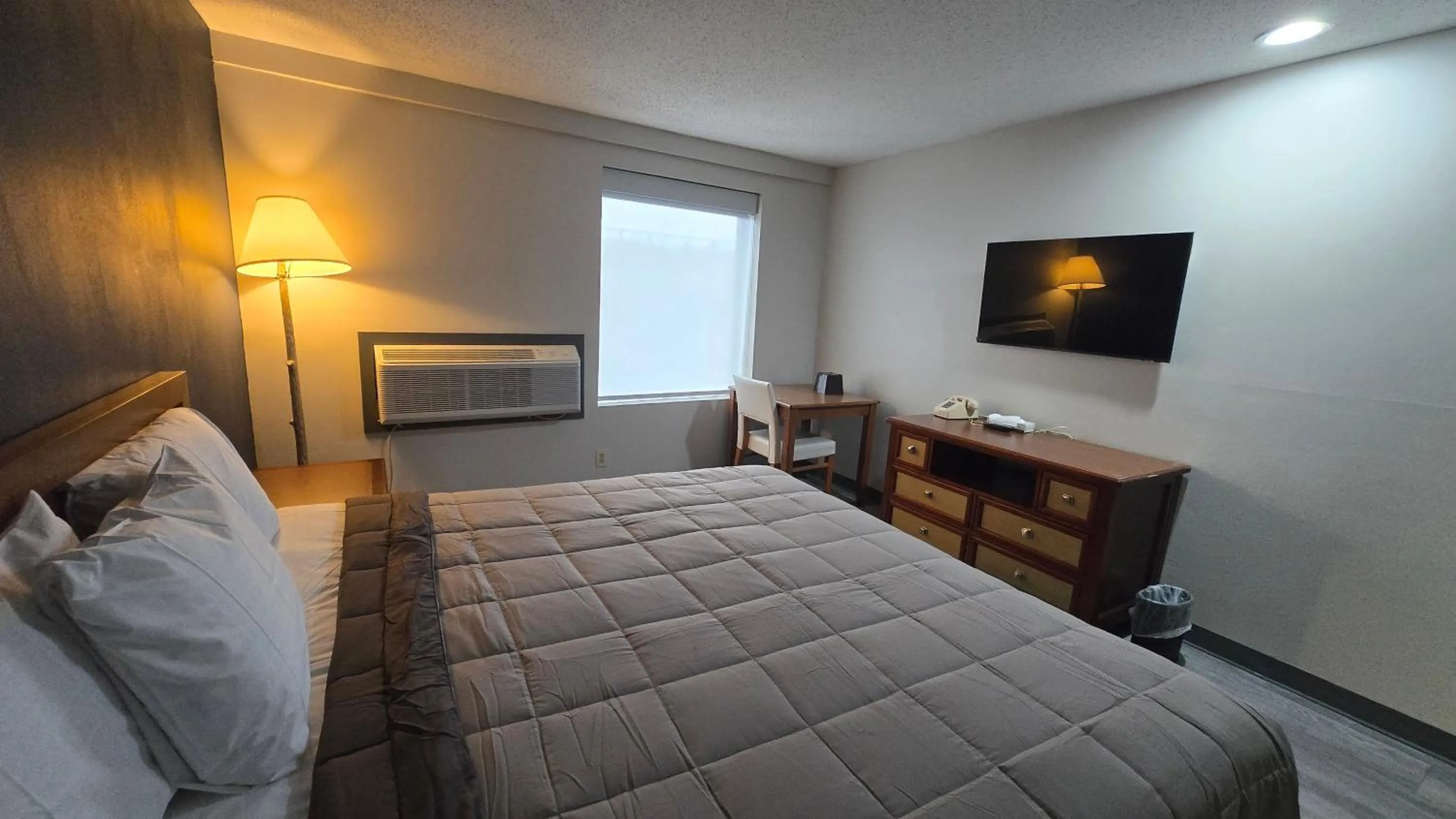 Bed in Roosevelt Inn at Roosevelt Blvd, Philadelphia, PA