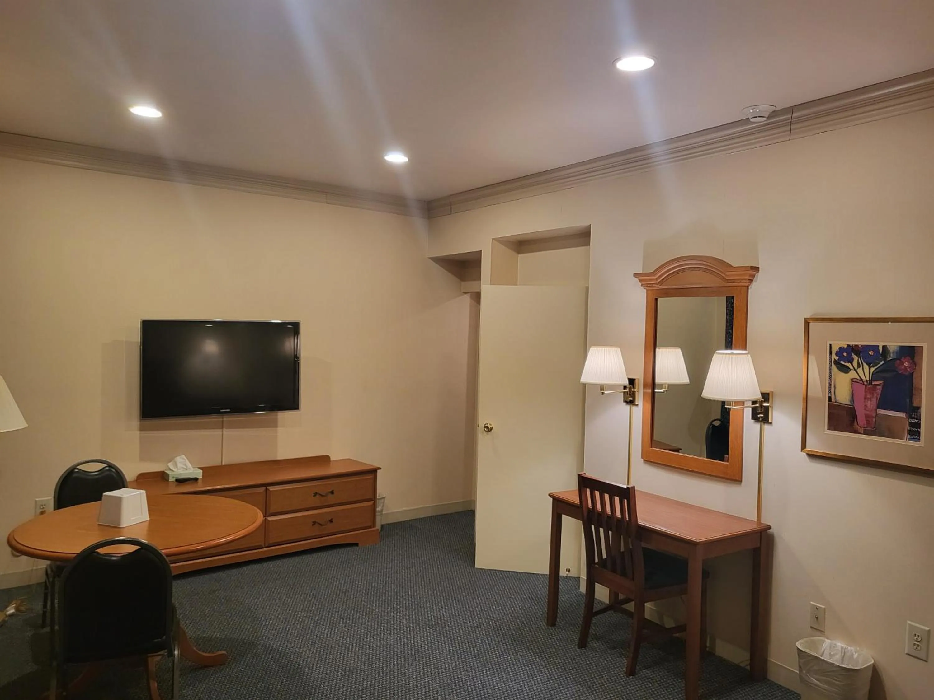 Seating area in Roosevelt Inn at Roosevelt Blvd, Philadelphia, PA