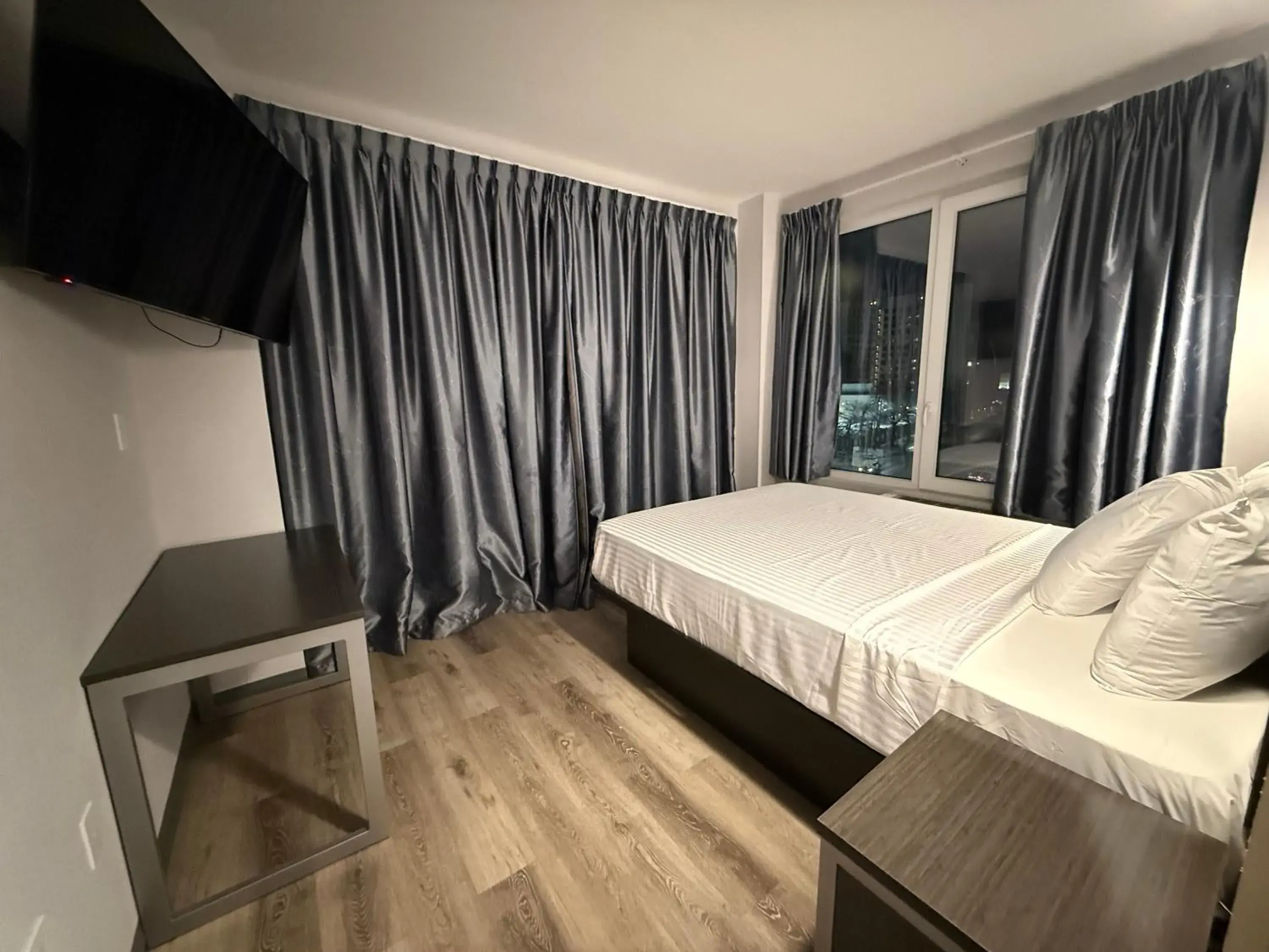 Communal lounge/ TV room, Bed in Bkway Hotel Brooklyn Communal lounge/ TV room, Bed in Bkway Hotel Brooklyn