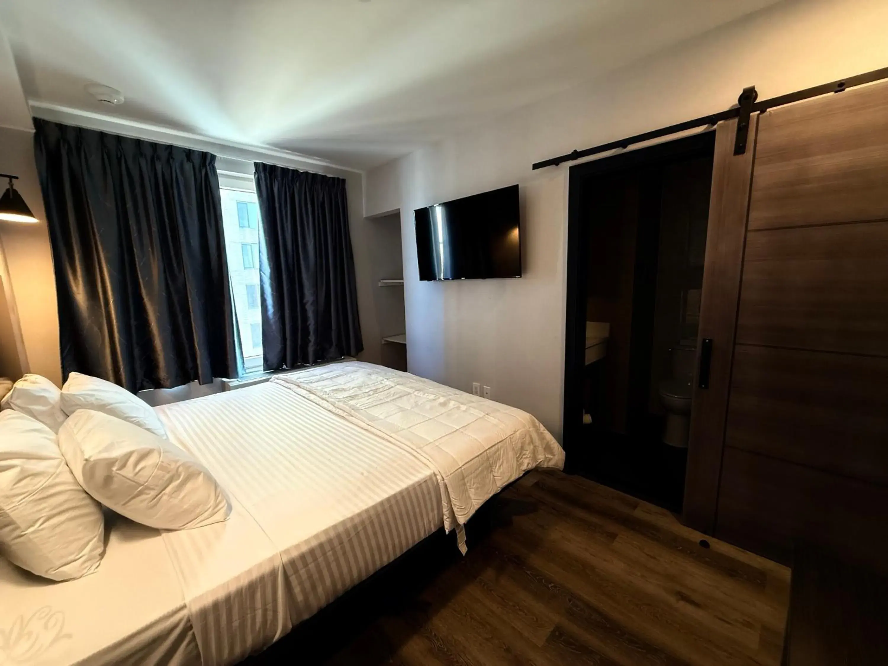 Bed in Bkway Hotel Brooklyn Bed in Bkway Hotel Brooklyn