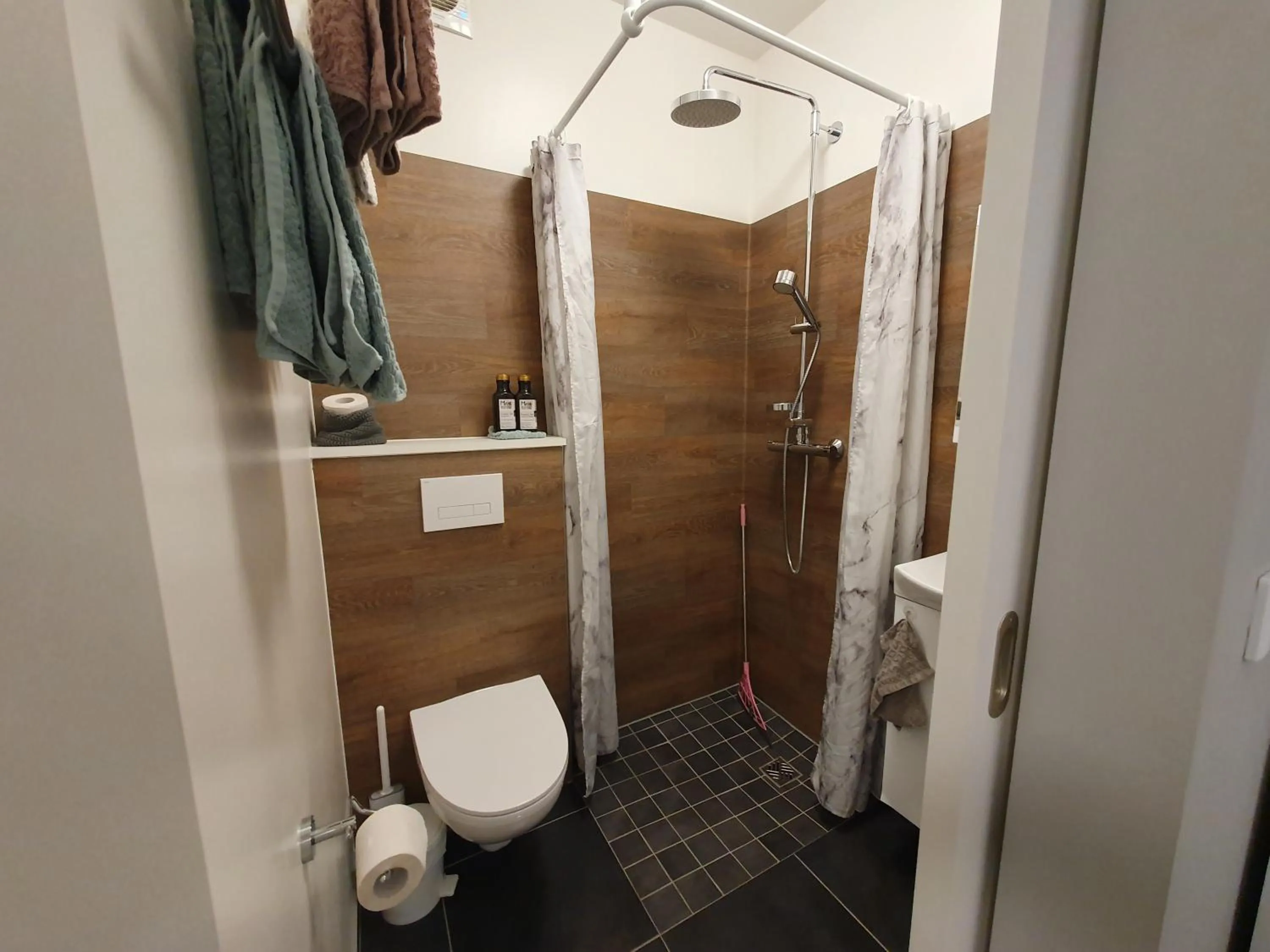 Shower in Skálatjörn Guesthouse