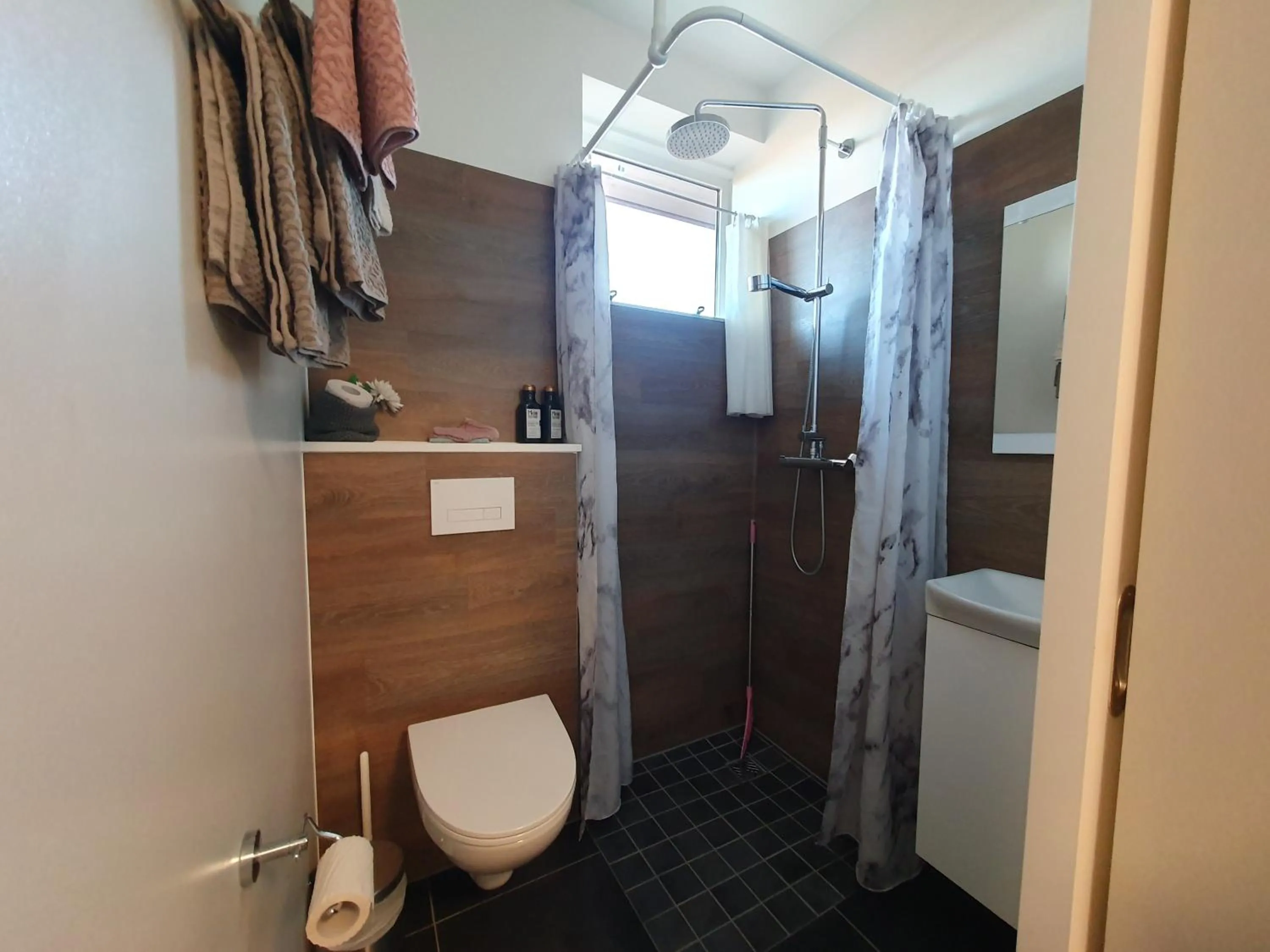 Shower in Skálatjörn Guesthouse