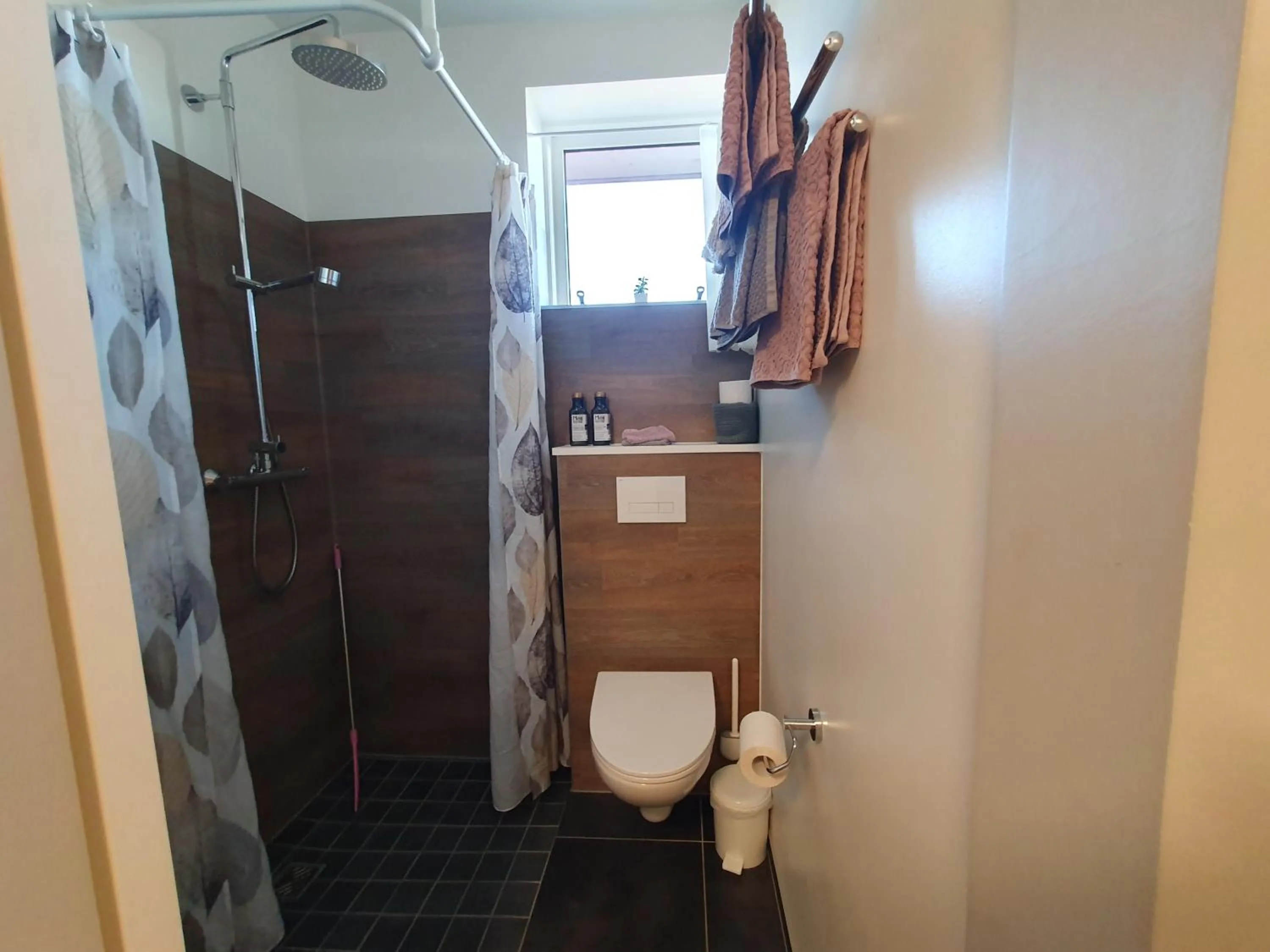 Shower in Skálatjörn Guesthouse