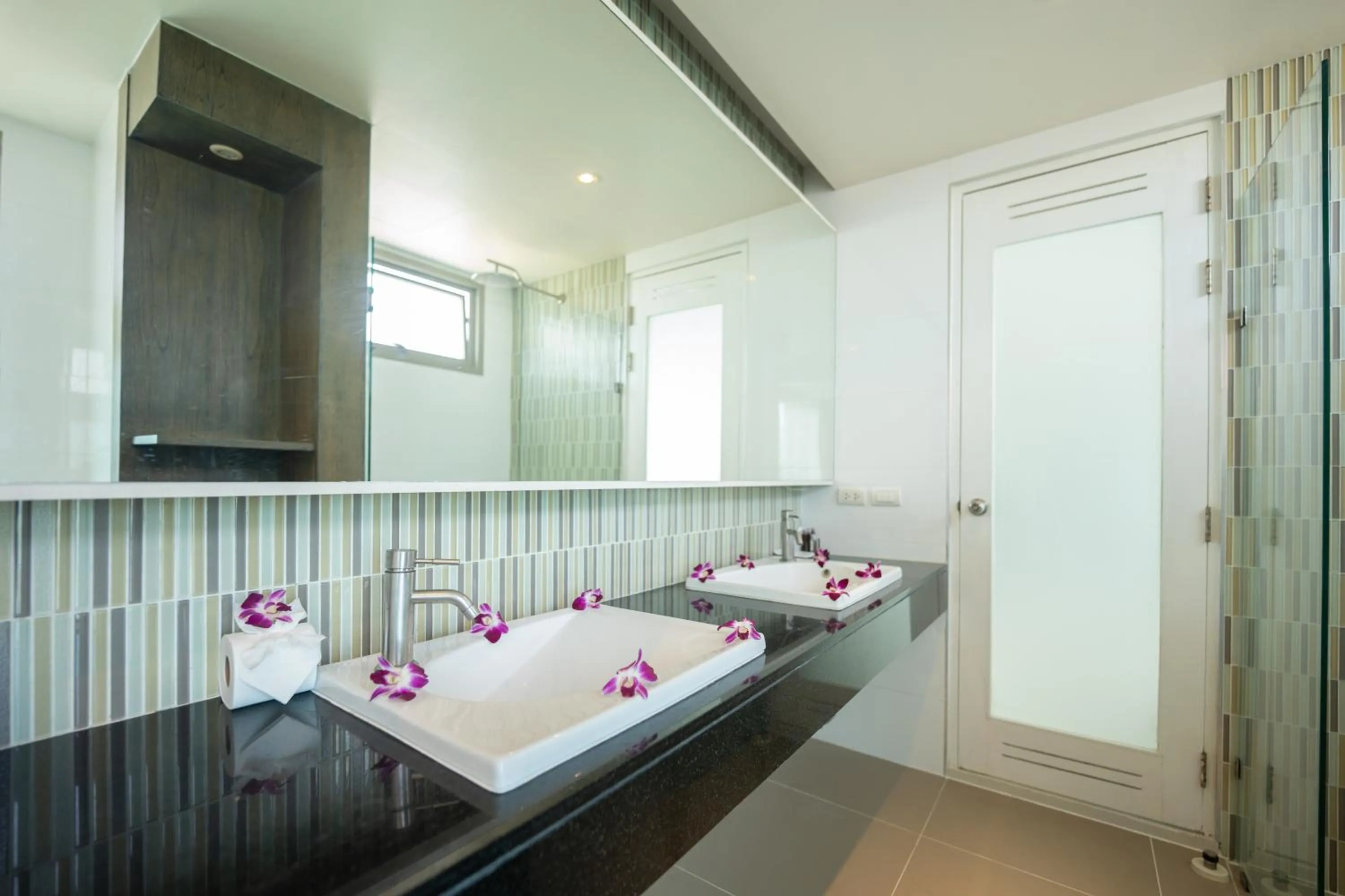 Bathroom, Bed in Yenna Apartment