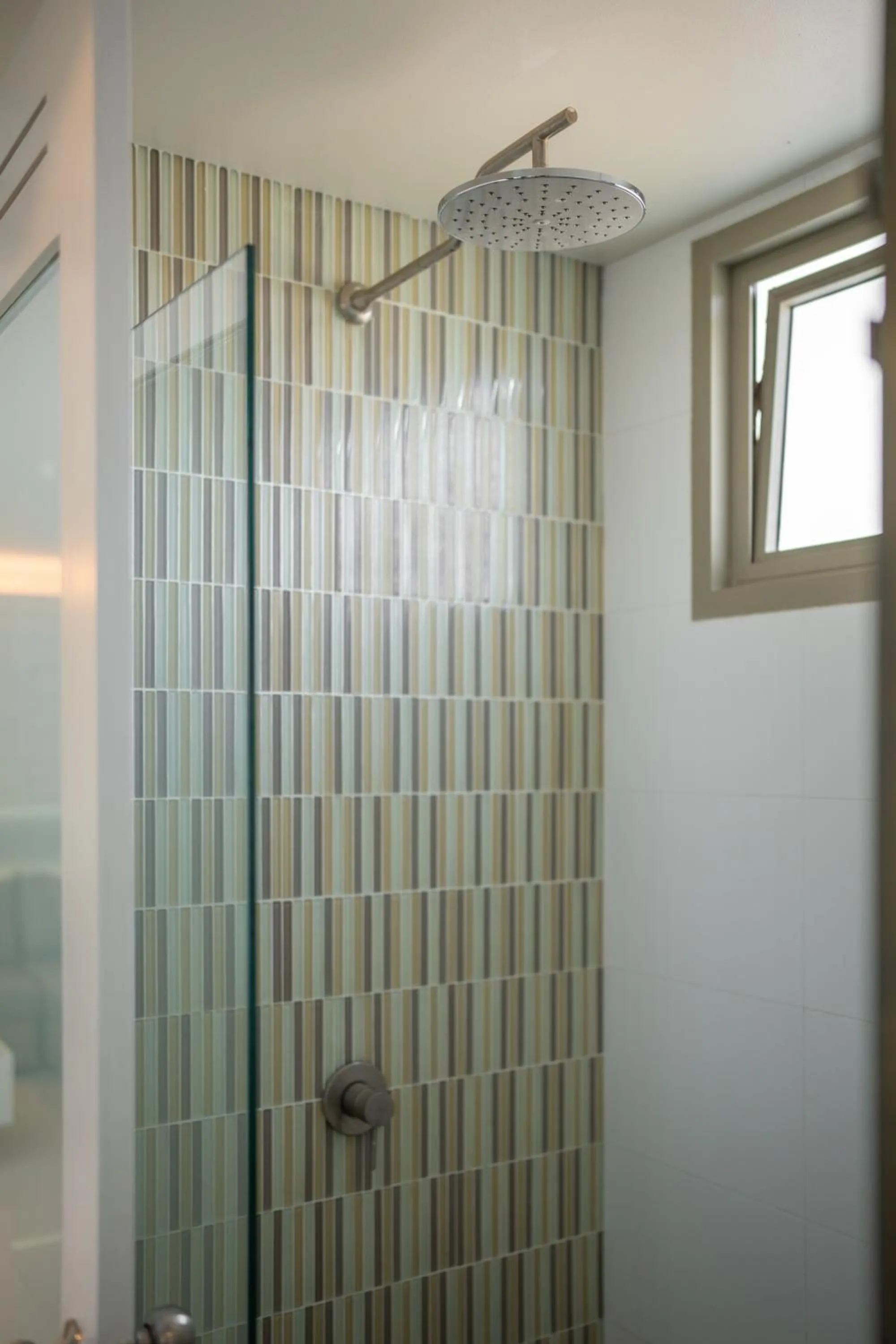 Shower in Yenna Apartment