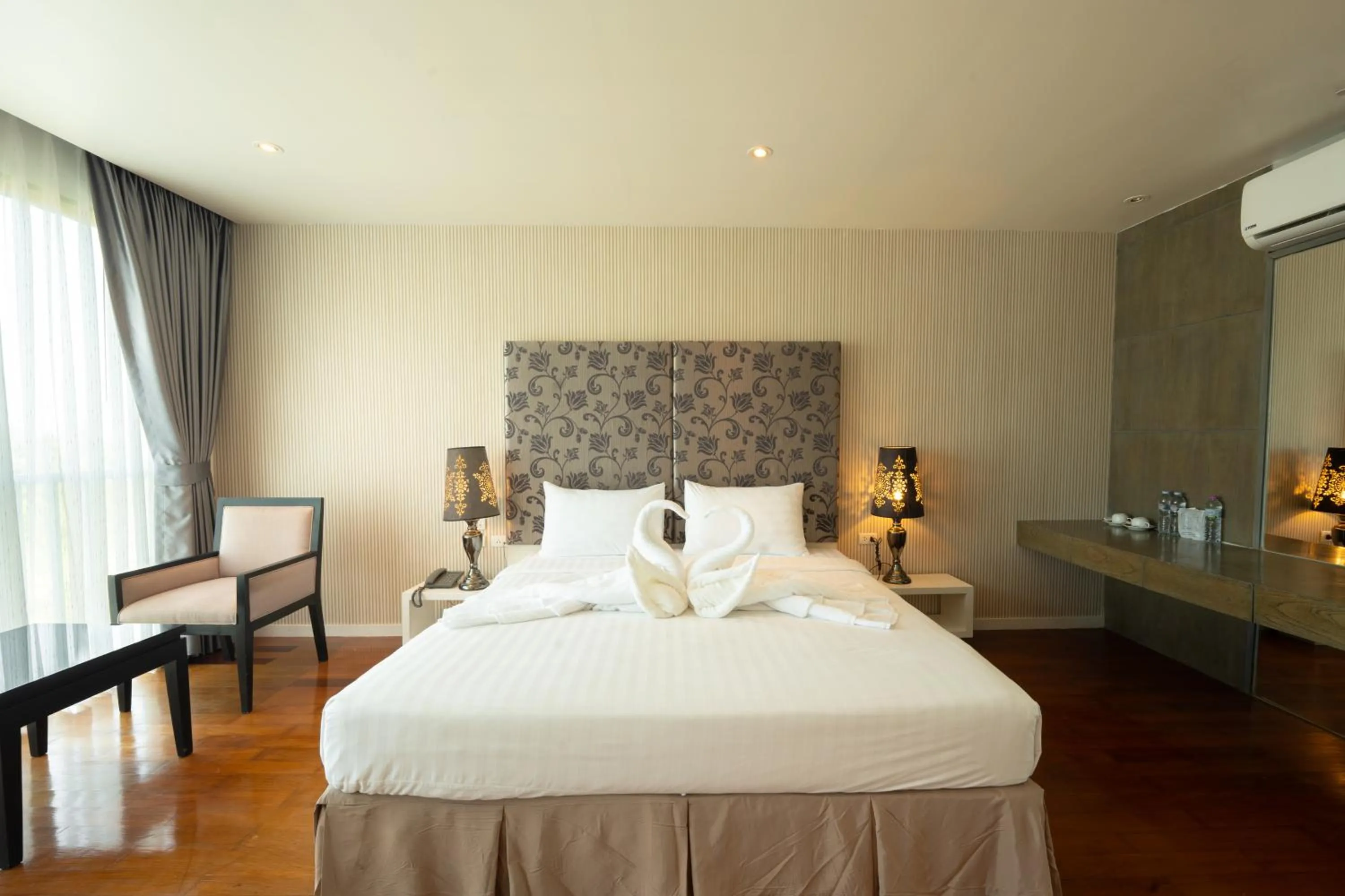 Photo of the whole room, Bed in Yenna Apartment